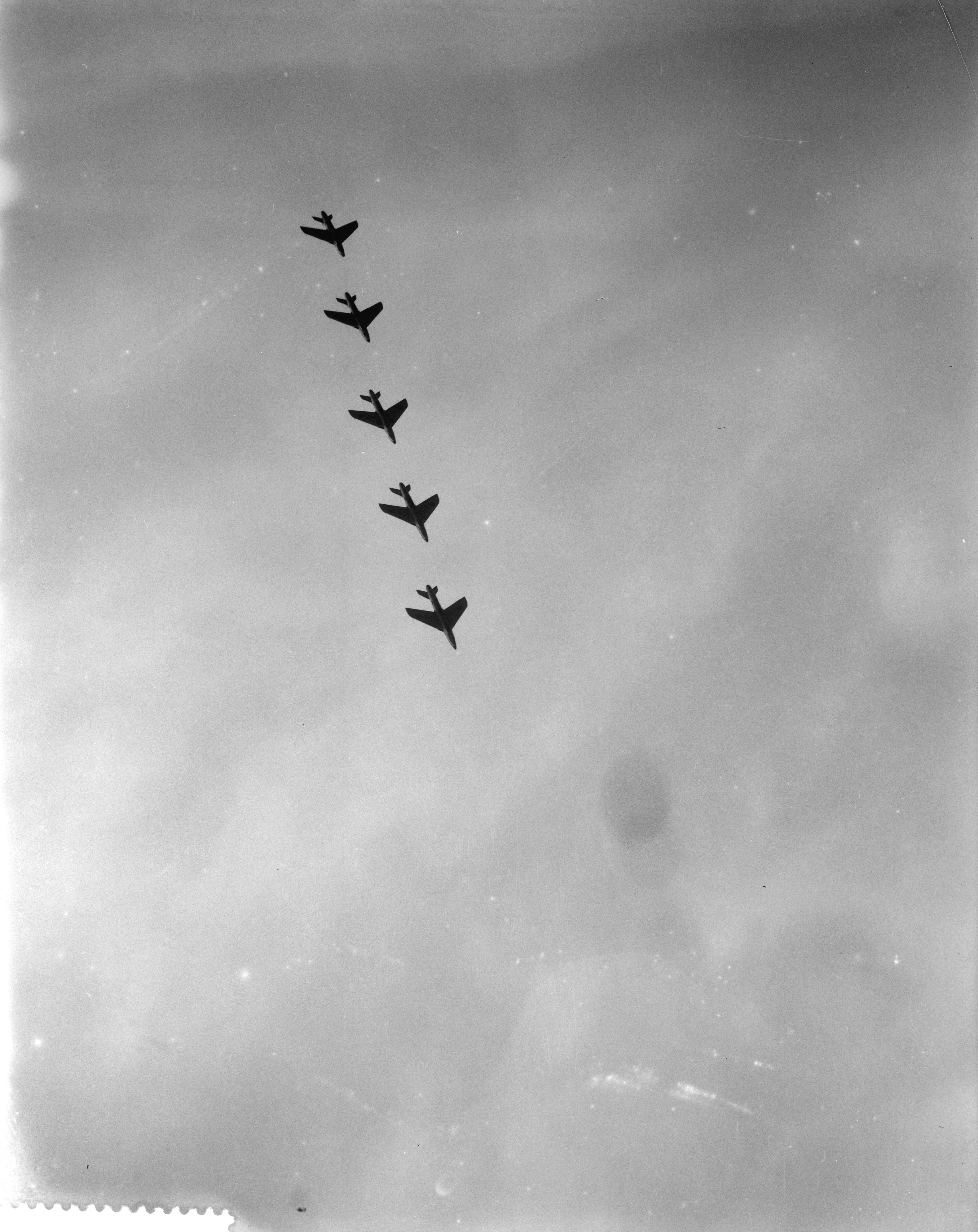 Fotocollectie Anefo — Generale repetitie van het vliegfeest op Soesterberg. Belgische stuntteam in actie met Hawker Hunter — Foto: Pot, Harry / Anefo. Licentie: Set B: Rechtenvrij / Publiek Domein. Bron: Nationaal Archief. http://hdl.handle.net/10648/a97fb4ce-d0b4-102d-bcf8-003048976d84