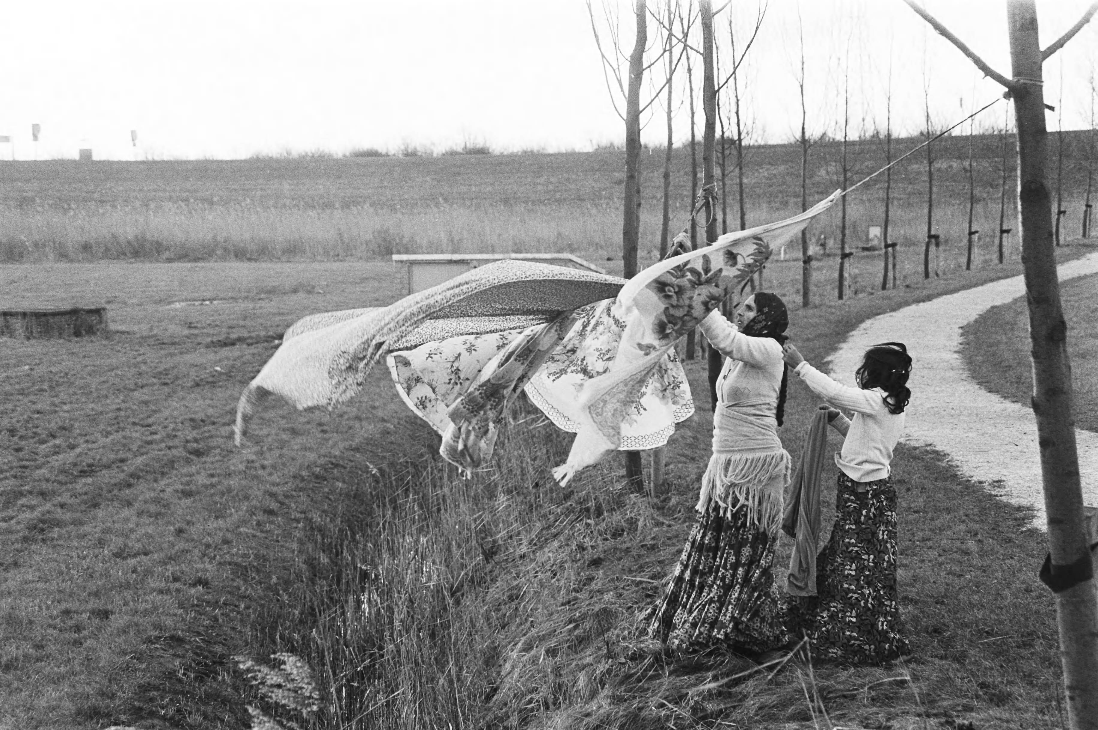 Fotocollectie Anefo — Momenteel verblijft er in de omgeving van Almere een groep zigeuners die in afwachting zijn of zij daar mogen blijven — Foto: Dijk, Hans van / Anefo. Licentie: Set B: Rechtenvrij / Publiek Domein. Bron: Nationaal Archief. http://hdl.handle.net/10648/acf11e90-d0b4-102d-bcf8-003048976d84