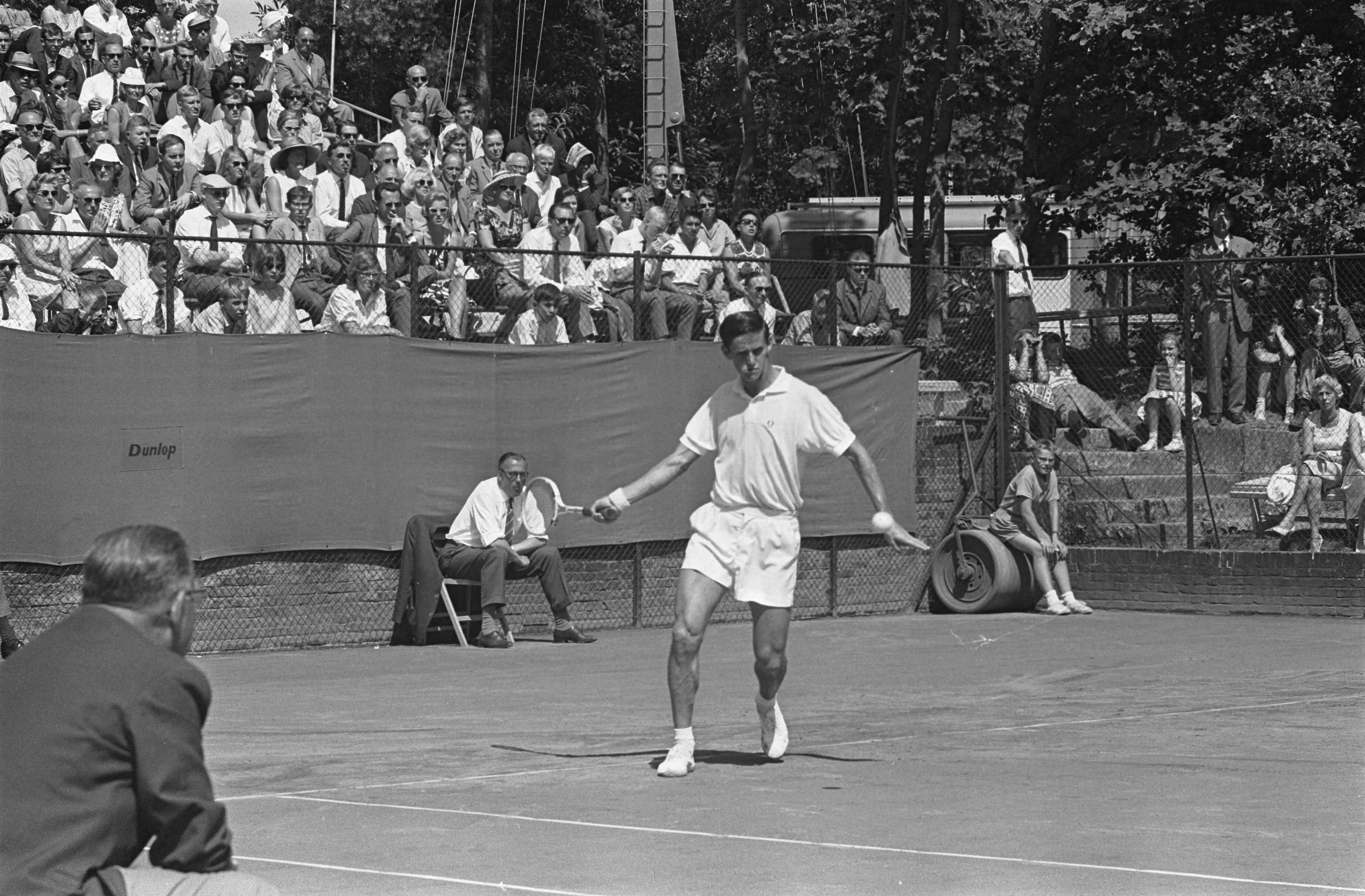 Fotocollectie Anefo — Tennis te Hilversum. Spelmoment (tennisser onbekend) — Foto: Gelderen, Hugo van / Anefo. Licentie: Set B: Rechtenvrij / Publiek Domein. Bron: Nationaal Archief. http://hdl.handle.net/10648/aa3ff4aa-d0b4-102d-bcf8-003048976d84