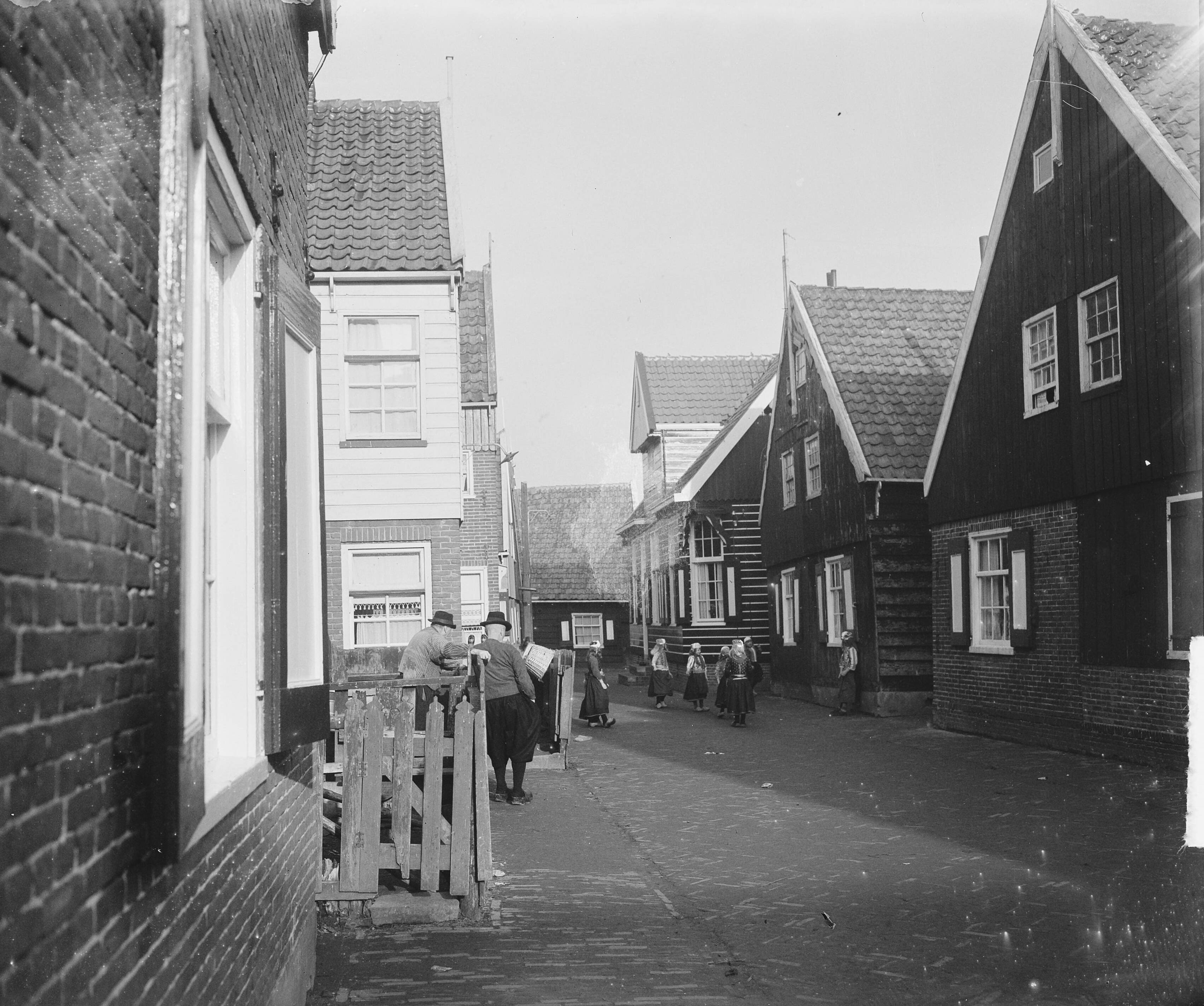 Fotocollectie Anefo — "De Street" op de Kerkbuurt op Marken — Foto: Merk, Ben / Anefo. Licentie: Set B: Rechtenvrij / Publiek Domein. Bron: Nationaal Archief. http://hdl.handle.net/10648/a8bfe3a6-d0b4-102d-bcf8-003048976d84