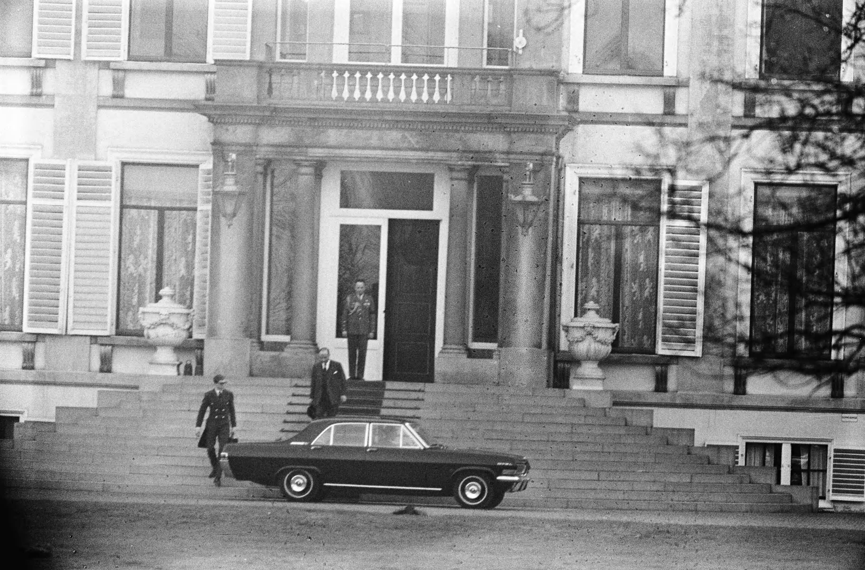 Fotocollectie Anefo — De kabinetscrisis, informateur Schmelzer verlaat Paleis Soestdijk na 1 1/2 uur durend onderhoud met de koningin — Foto: Koch, Eric / Anefo. Licentie: Set B: Rechtenvrij / Publiek Domein. Bron: Nationaal Archief. http://hdl.handle.net/10648/aa98d2a0-d0b4-102d-bcf8-003048976d84
