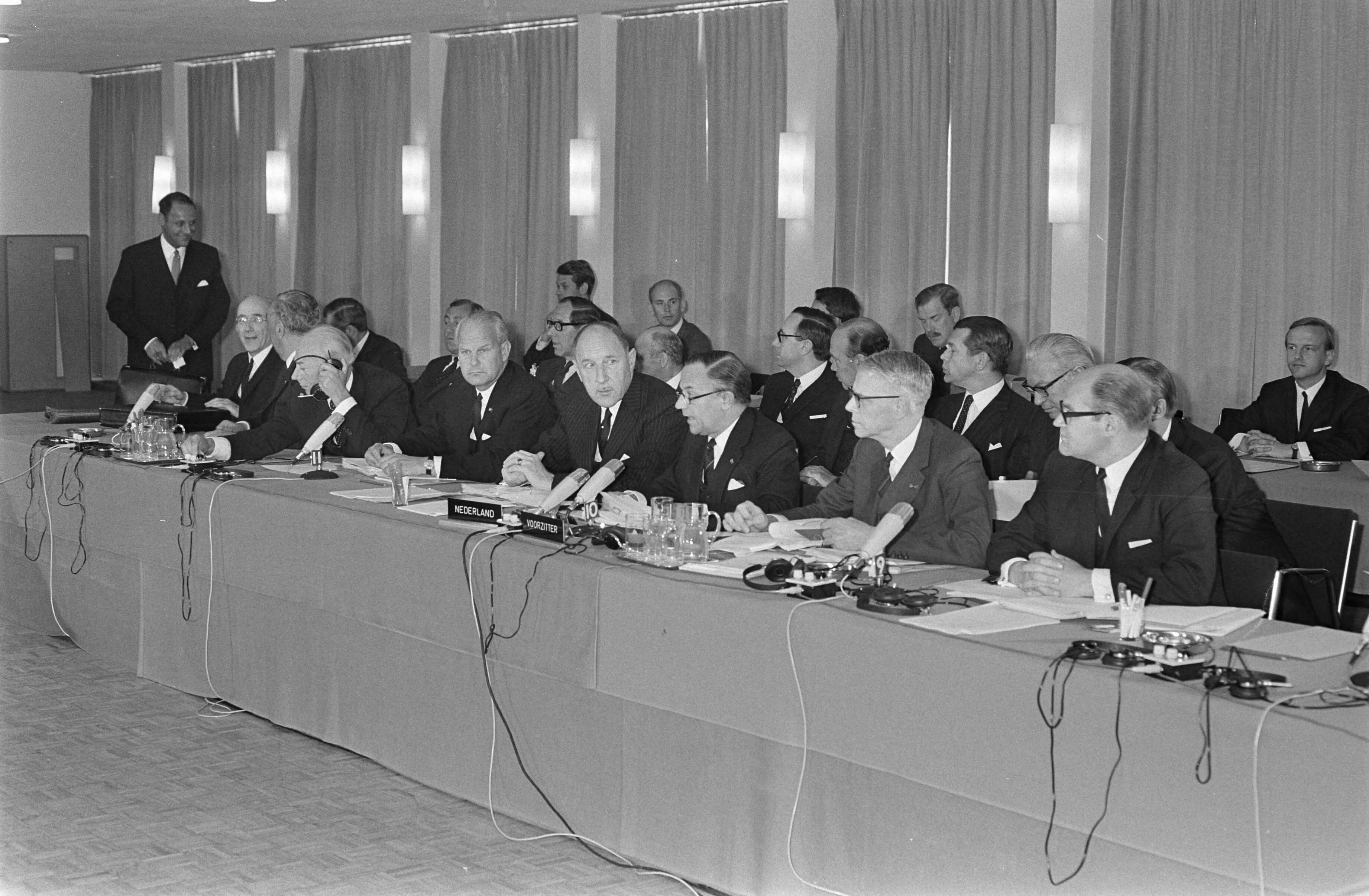 Fotocollectie Anefo — Benelux Regeringsconferentie in Congresgebouw, Den Haag links minister Luns en rechts de Jong in gesprek achter conferentietafel — Foto: Verhoeff, Bert / Anefo. Licentie: Set B: Rechtenvrij / Publiek Domein. Bron: Nationaal Archief. http://hdl.handle.net/10648/ab670274-d0b4-102d-bcf8-003048976d84