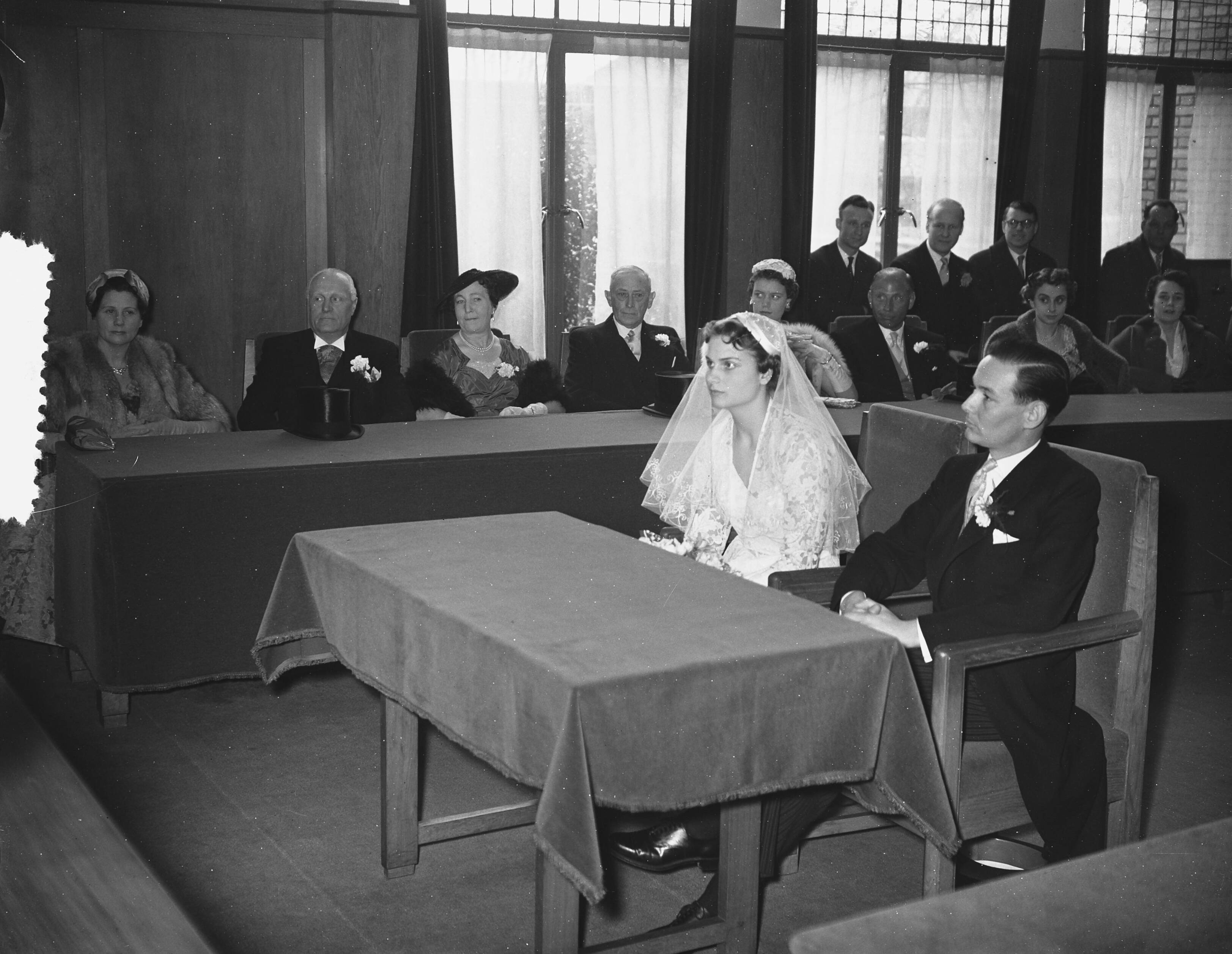 Huwelijk van tennisster Fenny ten Bosch met mr. J. F. A. de Soet — Foto: Bilsen, Joop van / Anefo. — Licentie: Set B: Rechtenvrij / Publiek Domein. Bron: Nationaal Archief. http://hdl.handle.net/10648/a943ed68-d0b4-102d-bcf8-003048976d84