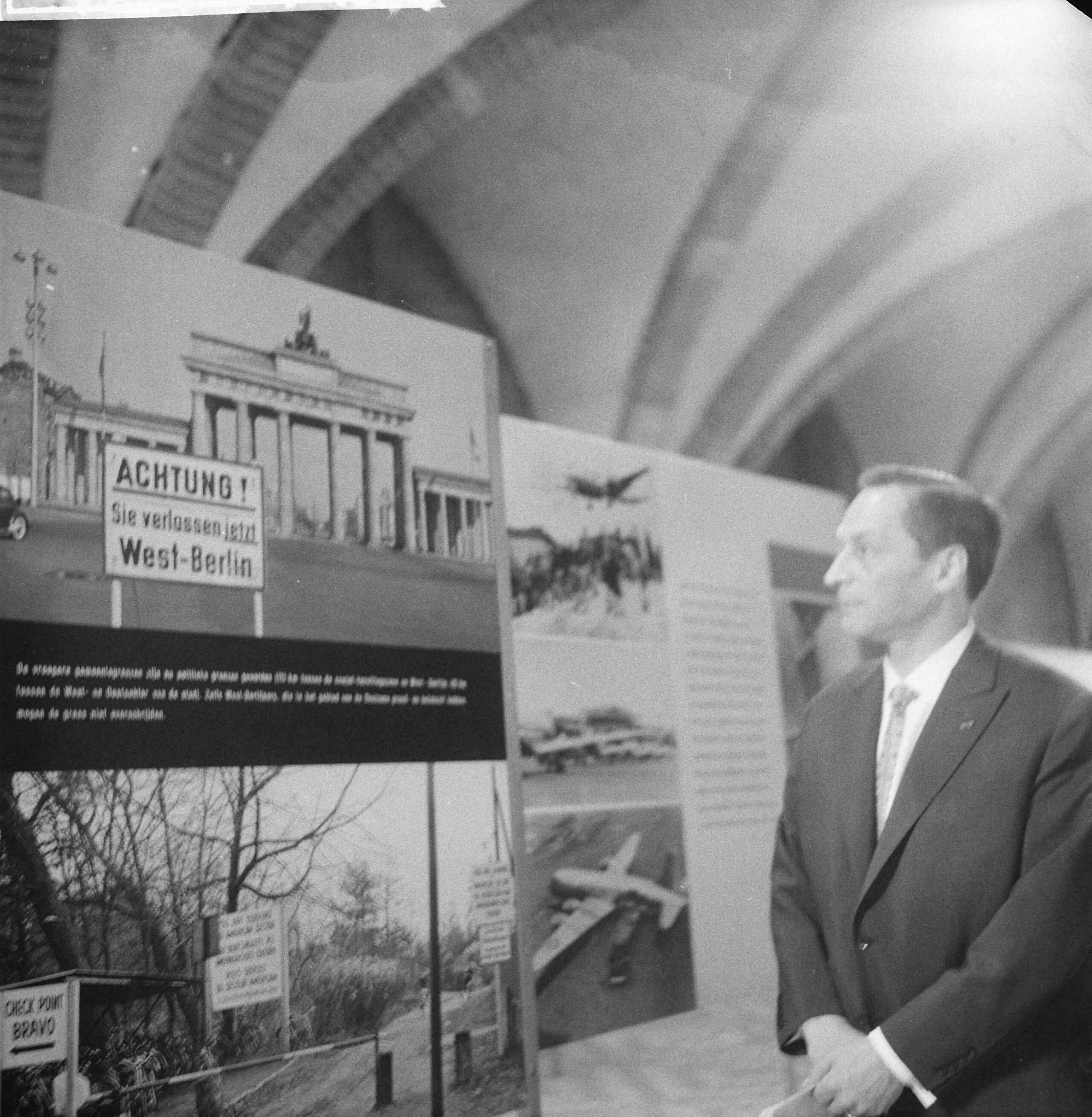 Inrichten van de tentoonstelling "Berlijn bolwerk der vrijheid" te Den Haag — Foto: Rossem, Wim van / Anefo. — Licentie: Set B: Rechtenvrij / Publiek Domein. Bron: Nationaal Archief. http://hdl.handle.net/10648/a9caf3ee-d0b4-102d-bcf8-003048976d84