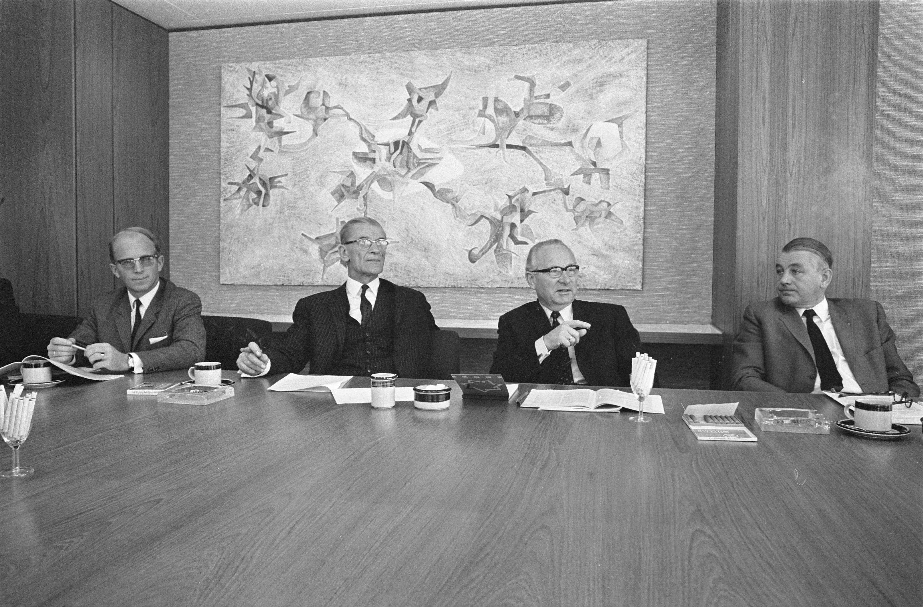 Fotocollectie Anefo — Persconferentie van Nederlandse Internationale Register Accountants Den Haag — Foto: Verhoeff, Bert / Anefo. Licentie: Set B: Rechtenvrij / Publiek Domein. Bron: Nationaal Archief. http://hdl.handle.net/10648/ab7f5ca2-d0b4-102d-bcf8-003048976d84