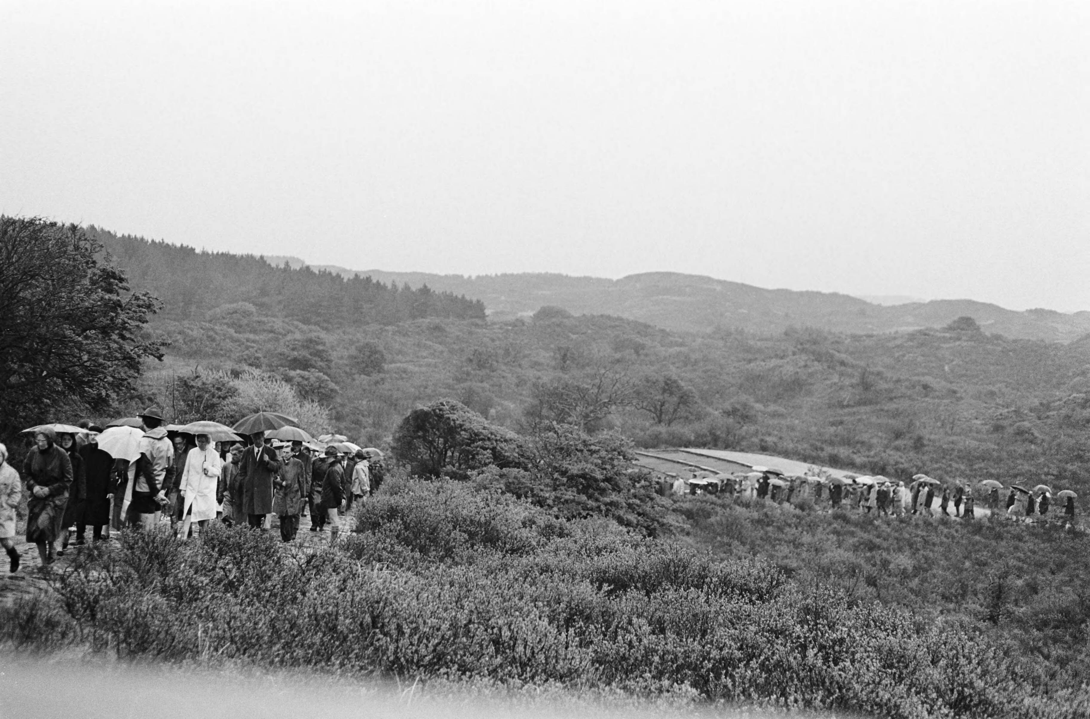 Fotocollectie Anefo — Dodenherdenking op erebegraafplaats te Overveen, tocht door de duinen — Foto: Kroon, Ron / Anefo. Licentie: Set B: Rechtenvrij / Publiek Domein. Bron: Nationaal Archief. http://hdl.handle.net/10648/aae881d8-d0b4-102d-bcf8-003048976d84