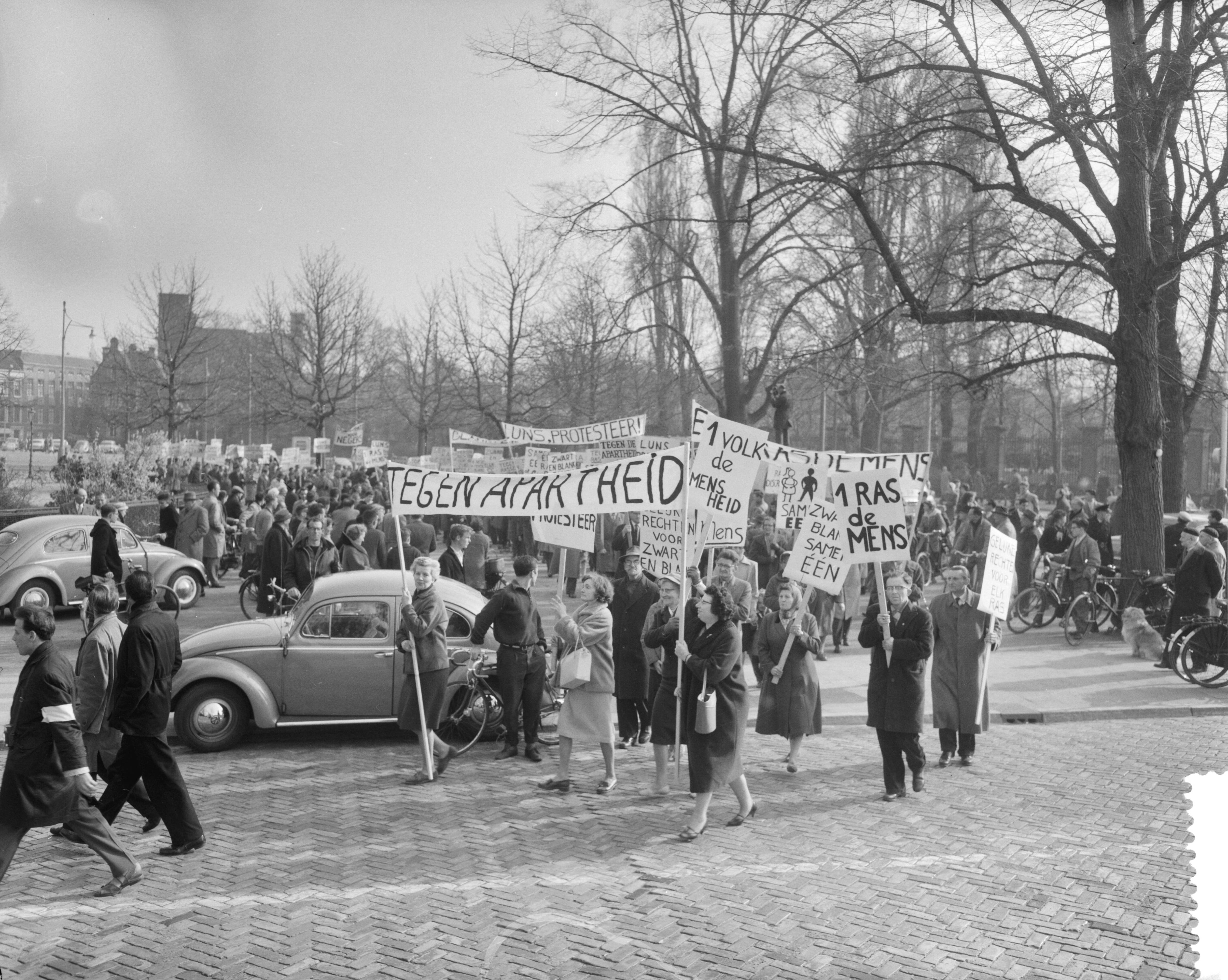 Fotocollectie Anefo — Protestdemonstratie tegen de Apartheidspolitiek van Zuid-Afrika in Den Haag. De stoet met spandoeken op weg — Foto: Behrens, Herbert F. / Anefo. Licentie: Set B: Rechtenvrij / Publiek Domein. Bron: Nationaal Archief. http://hdl.handle.net/10648/a9ab938c-d0b4-102d-bcf8-003048976d84