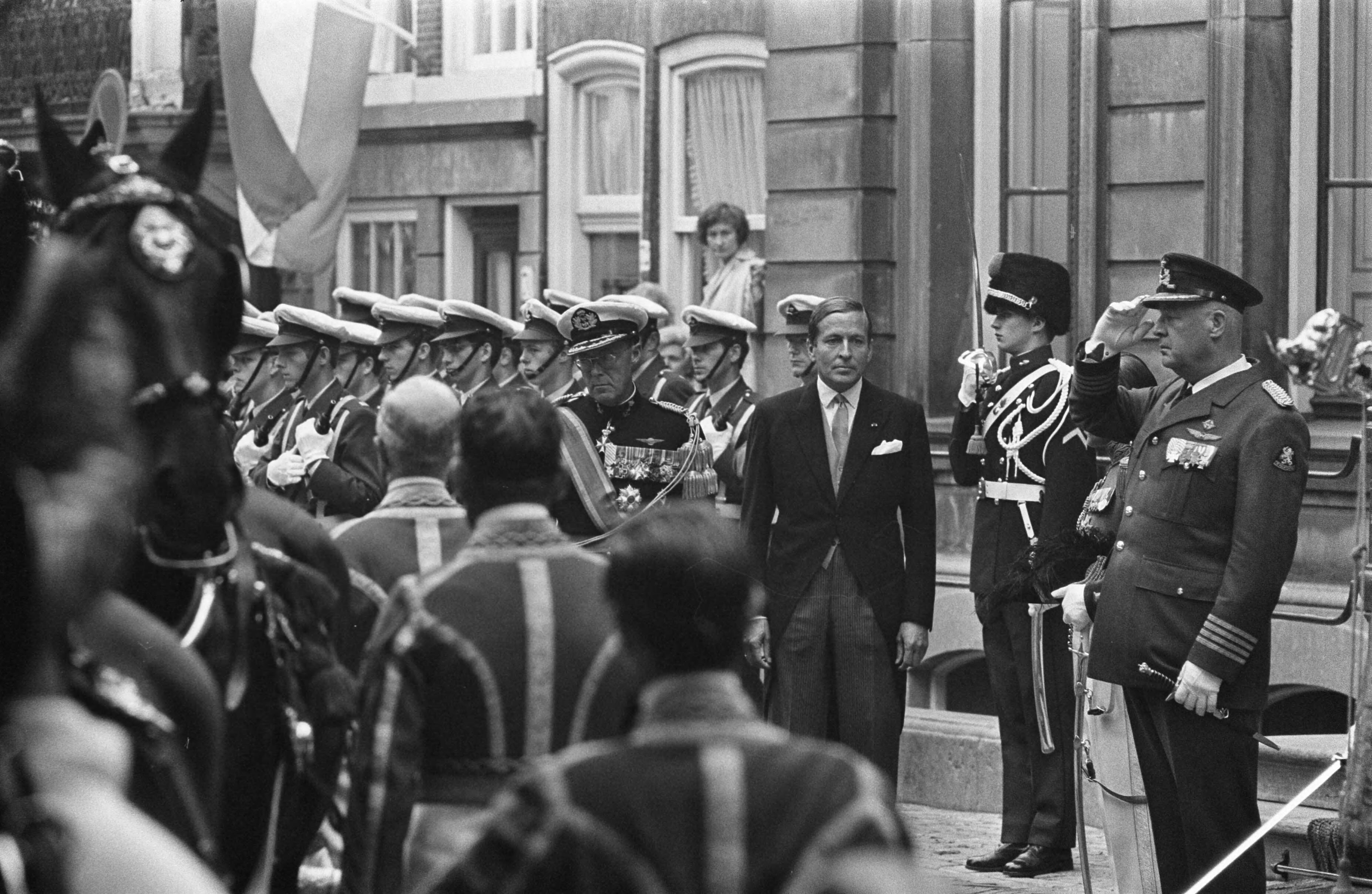 Fotocollectie Anefo — Prinsjesdag: Koninklijke familie op weg naar Paleis Lange Voorhout , Den Haag — Foto: Fotograaf Onbekend / Anefo. Licentie: Set B: Rechtenvrij / Publiek Domein. Bron: Nationaal Archief. http://hdl.handle.net/10648/ab7a0b08-d0b4-102d-bcf8-003048976d84