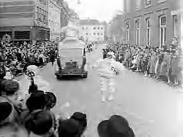 Fotocollectie Anefo — Carnavaloptocht in Maastricht — Foto: Rossem, Wim van / Anefo. Licentie: Set B: Rechtenvrij / Publiek Domein. Bron: Nationaal Archief. http://hdl.handle.net/10648/a9759a02-d0b4-102d-bcf8-003048976d84