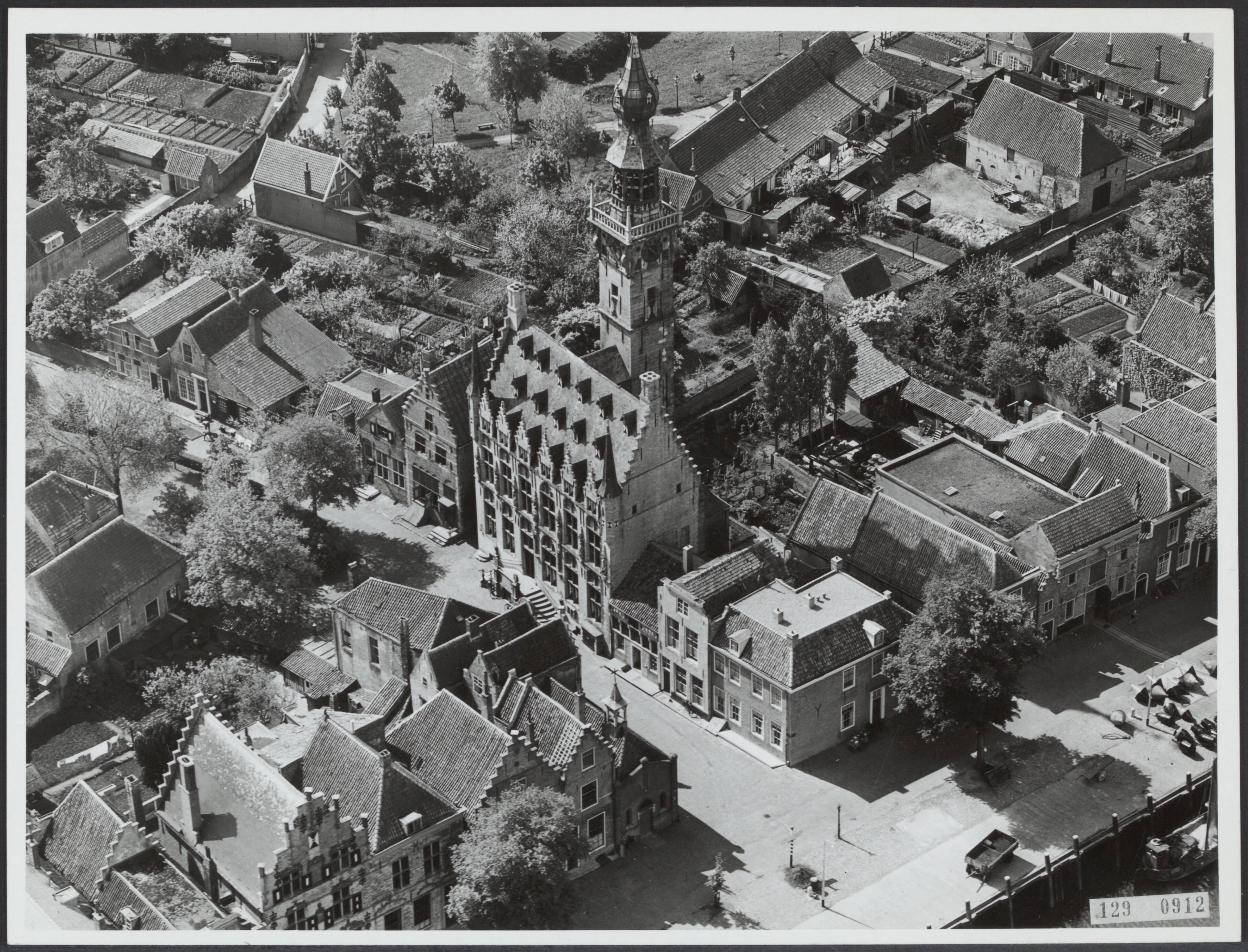 Fotocollectie Rijksvoorlichtingsdienst Eigen — Luchtopname. Veere. Stadhuis — Foto: KLM Aerocarto / Rechtenvrij. Licentie: Set B: Rechtenvrij / Publiek Domein. Bron: Nationaal Archief. http://hdl.handle.net/10648/af481a7c-d0b4-102d-bcf8-003048976d84
