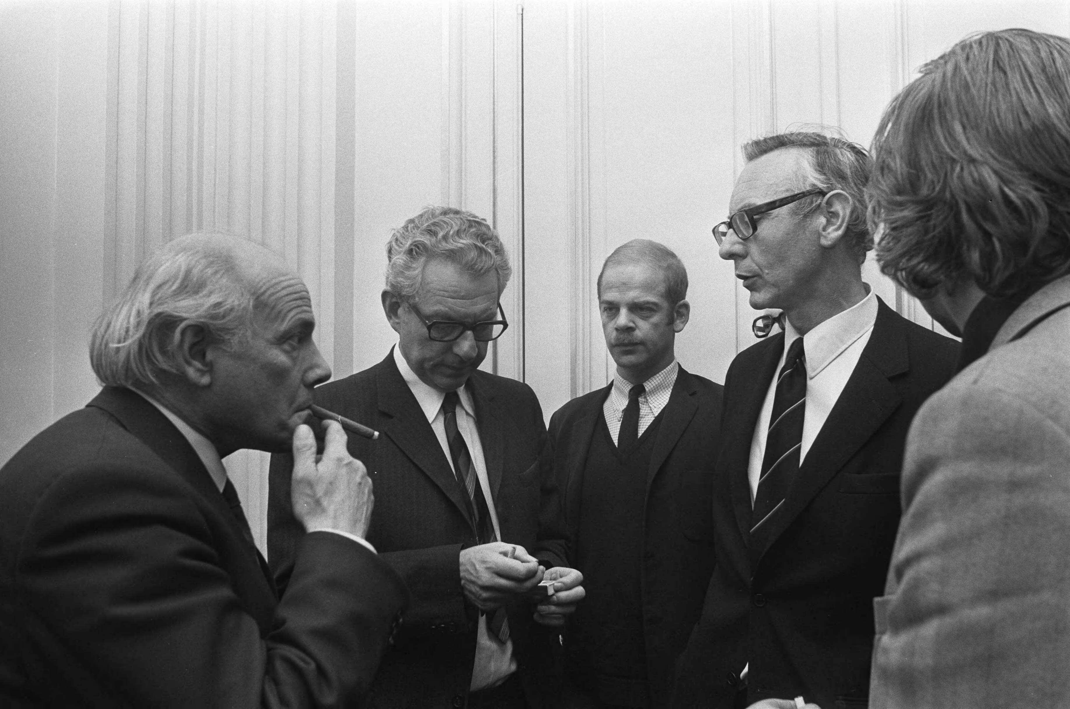Fotocollectie Anefo — Interpellatiedebat in Tweede Kamer over oorlog in Vietnam v.l.n.r. Den Uyl, Marcus Bakker, De Gaay Fortman en Van der Stoel. — Foto: Mieremet, Rob / Anefo. Licentie: Set B: Rechtenvrij / Publiek Domein. Bron: Nationaal Archief. http://hdl.handle.net/10648/ac208dde-d0b4-102d-bcf8-003048976d84