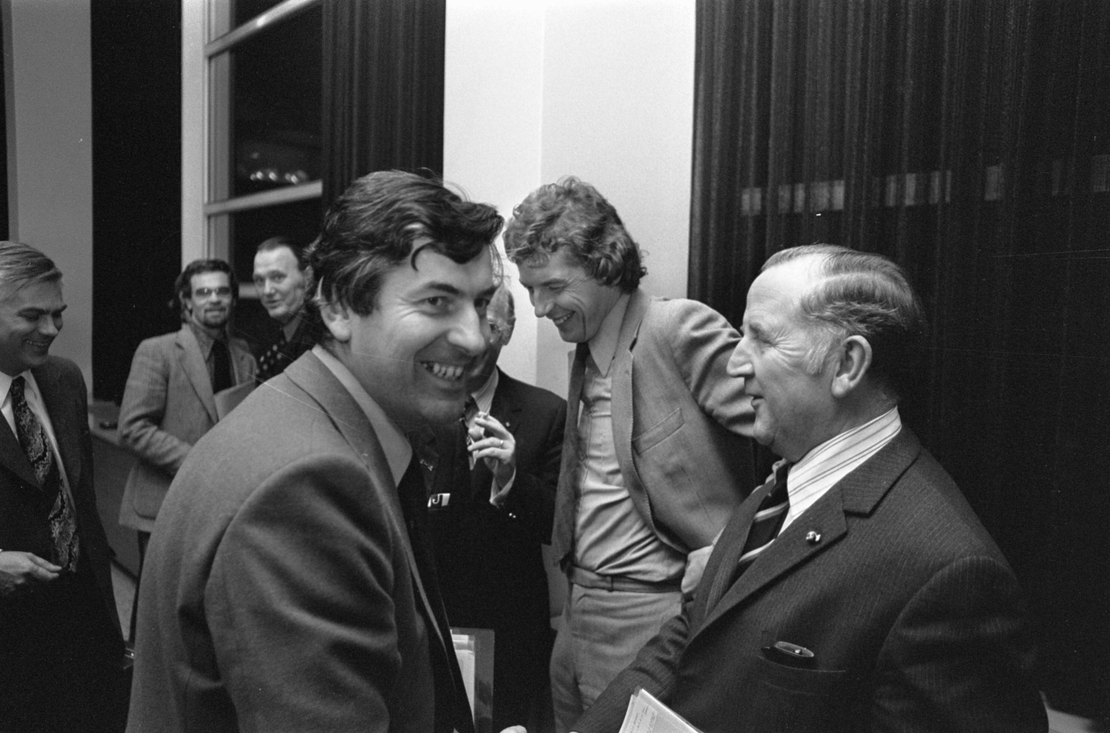Fotocollectie Anefo — Loonoverleg in Den Haag ; minister Lubbers en Van Vee (VNO) en Kok — Foto: Verhoeff, Bert / Anefo. Licentie: Set B: Rechtenvrij / Publiek Domein. Bron: Nationaal Archief. http://hdl.handle.net/10648/ac8dfe0a-d0b4-102d-bcf8-003048976d84