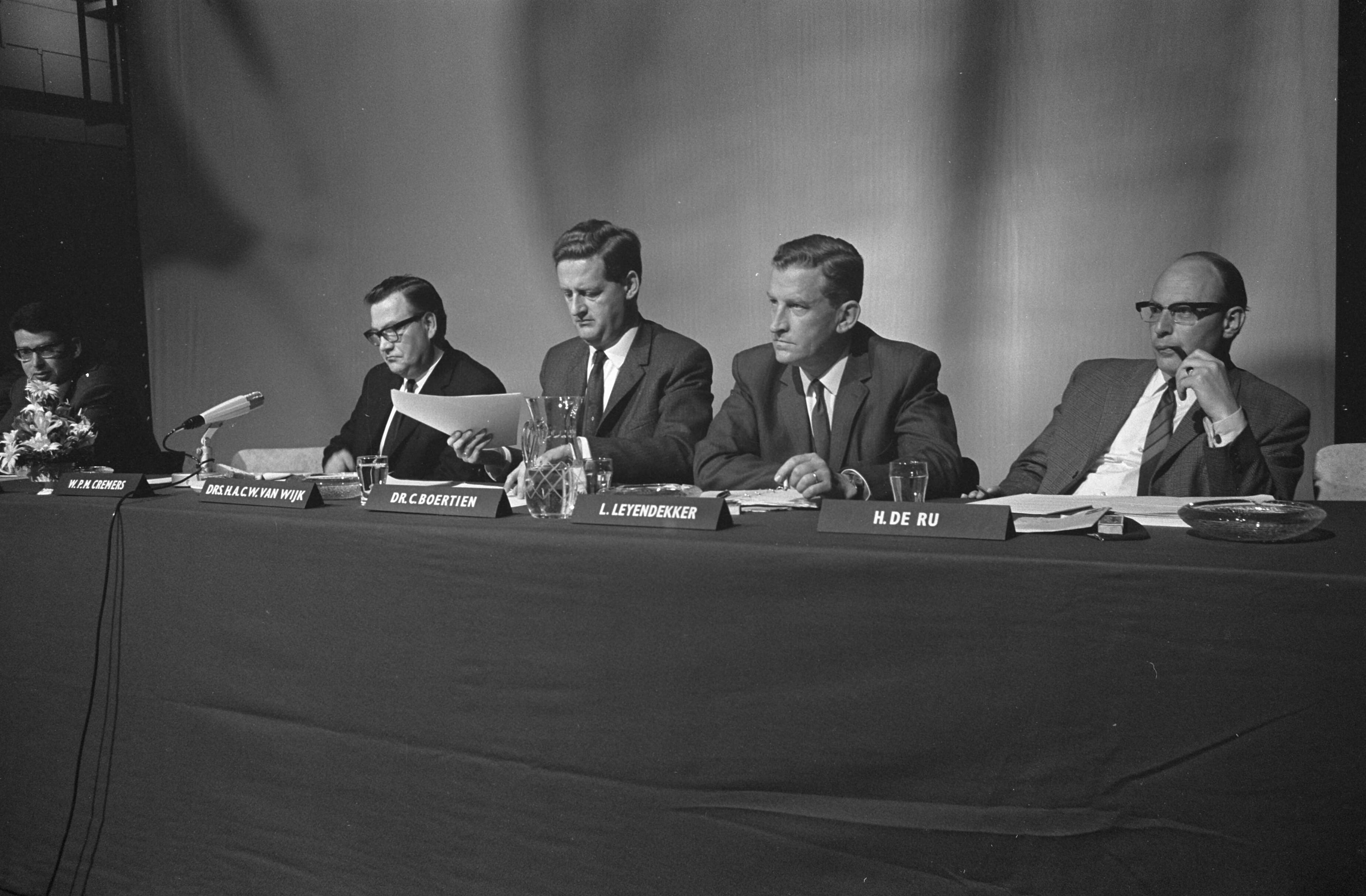 Fotocollectie Anefo — Congres Radio en TV-verslaggevers in Hilversum. Professor dr. P. J. A. van der Hoeven aan het woord — Foto: Koch, Eric / Anefo. Licentie: Set B: Rechtenvrij / Publiek Domein. Bron: Nationaal Archief. http://hdl.handle.net/10648/ab436508-d0b4-102d-bcf8-003048976d84
