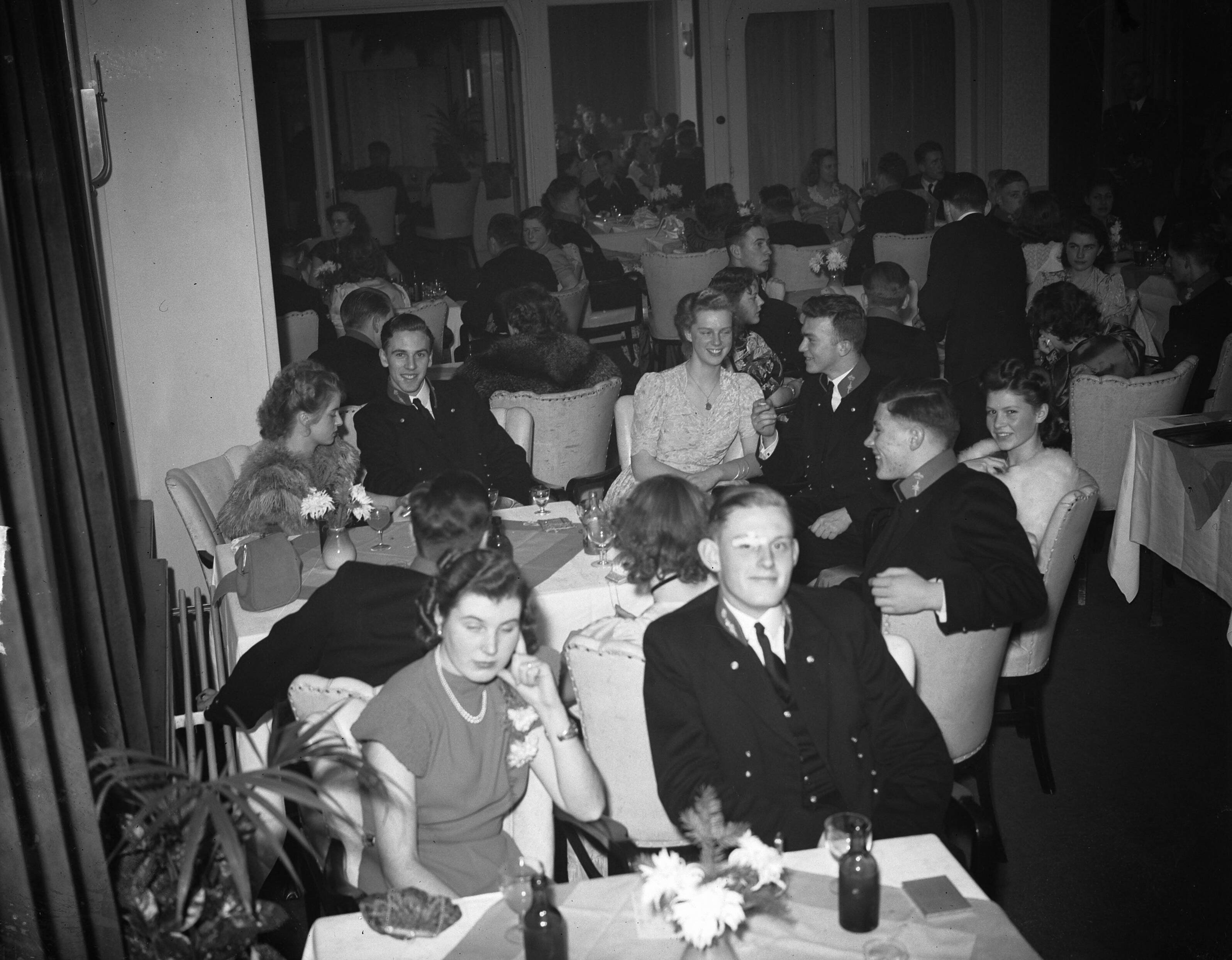 Fotocollectie Anefo — Bal adelborsten Kurhaus Scheveningen @ — Foto: Merk, Ben / Anefo. Licentie: Set B: Rechtenvrij / Publiek Domein. Bron: Nationaal Archief. http://hdl.handle.net/10648/a8c18120-d0b4-102d-bcf8-003048976d84