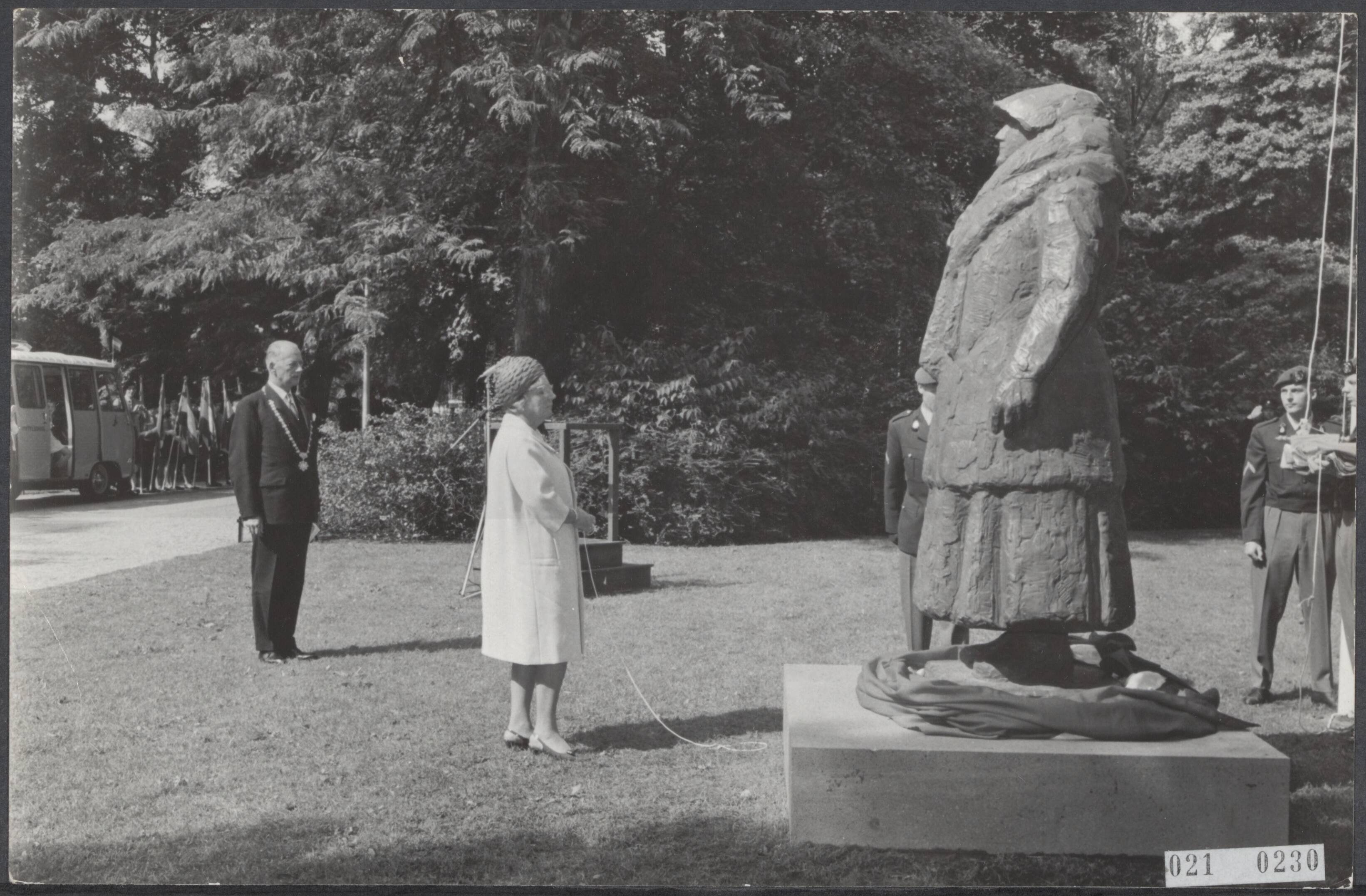 Fotocollectie Elsevier Binnenland — Onhulling door koningin Juliana van een beeld voorstellende koningin Wilhelmina, gemaakt door beeldhouwer Mari Andriessen in het Wilhelminapark te Utrecht. — Foto: Fotopersbureau 't Sticht / Anefo. Licentie: Set B: Rechtenvrij / Publiek Domein. Bron: Nationaal Archief. http://hdl.handle.net/10648/adce7aa6-d0b4-102d-bcf8-003048976d84