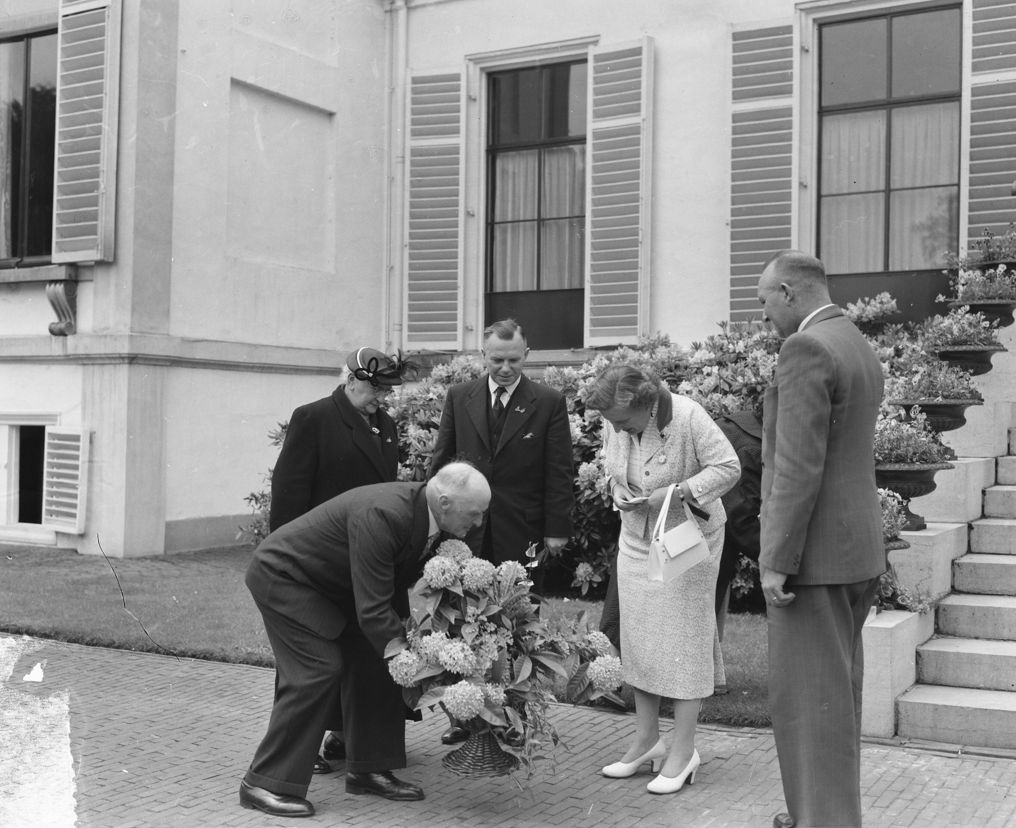 Fotocollectie Anefo — Defilé van bejaarden voor koningin Juliana op paleis Soestdijk — Foto: Bilsen, Joop van / Anefo. Licentie: Set B: Rechtenvrij / Publiek Domein. Bron: Nationaal Archief. http://hdl.handle.net/10648/a949b626-d0b4-102d-bcf8-003048976d84