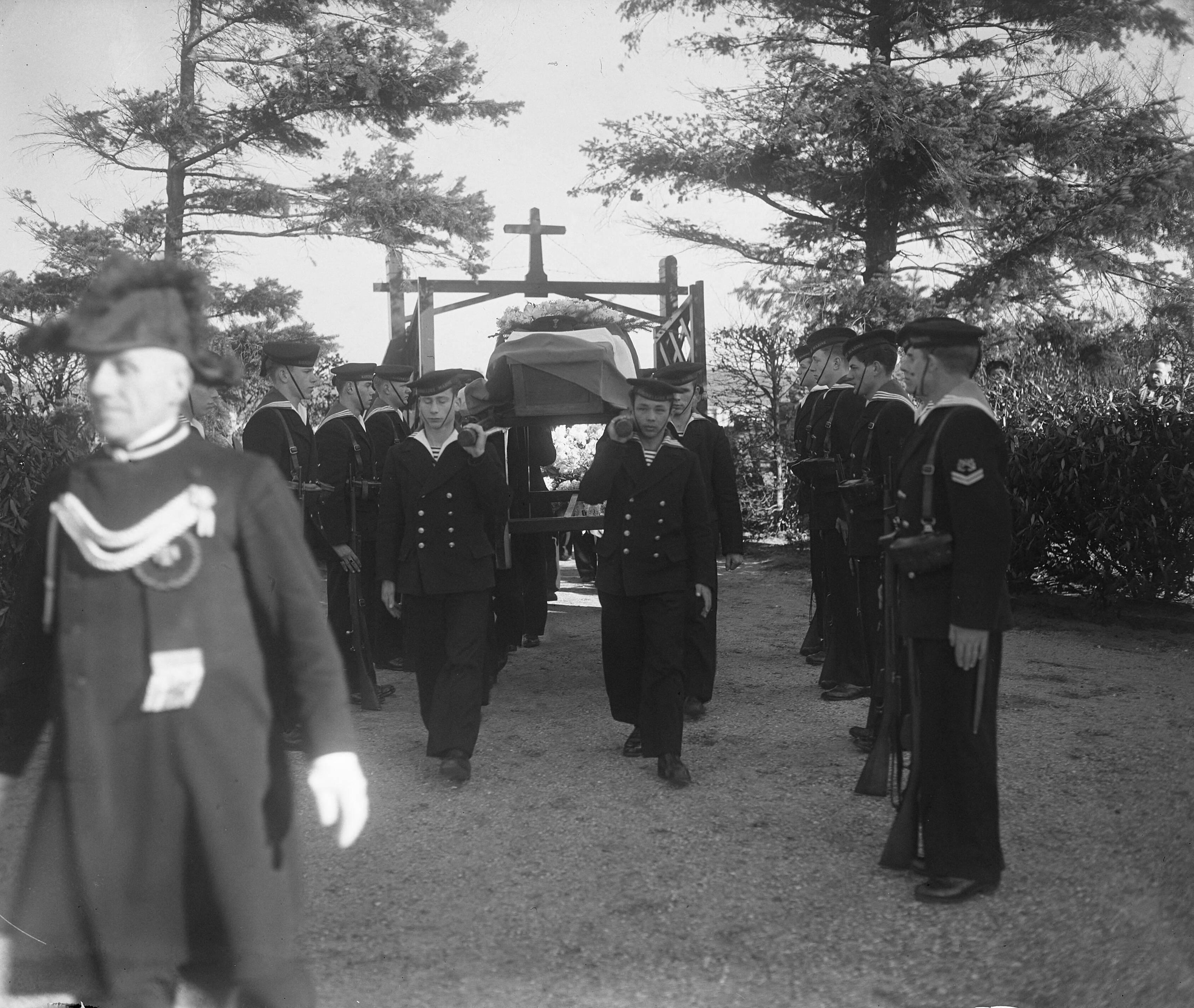 Begrafenis van militair A.G. Matman in Hilversum — Begrafenis Marvo te Hilversum, militair A. G. Matman — Foto: Winterbergen, Rolf / Anefo. Licentie: Set B: Rechtenvrij / Publiek Domein. Bron: Nationaal Archief. http://hdl.handle.net/10648/a8d4bc36-d0b4-102d-bcf8-003048976d84
