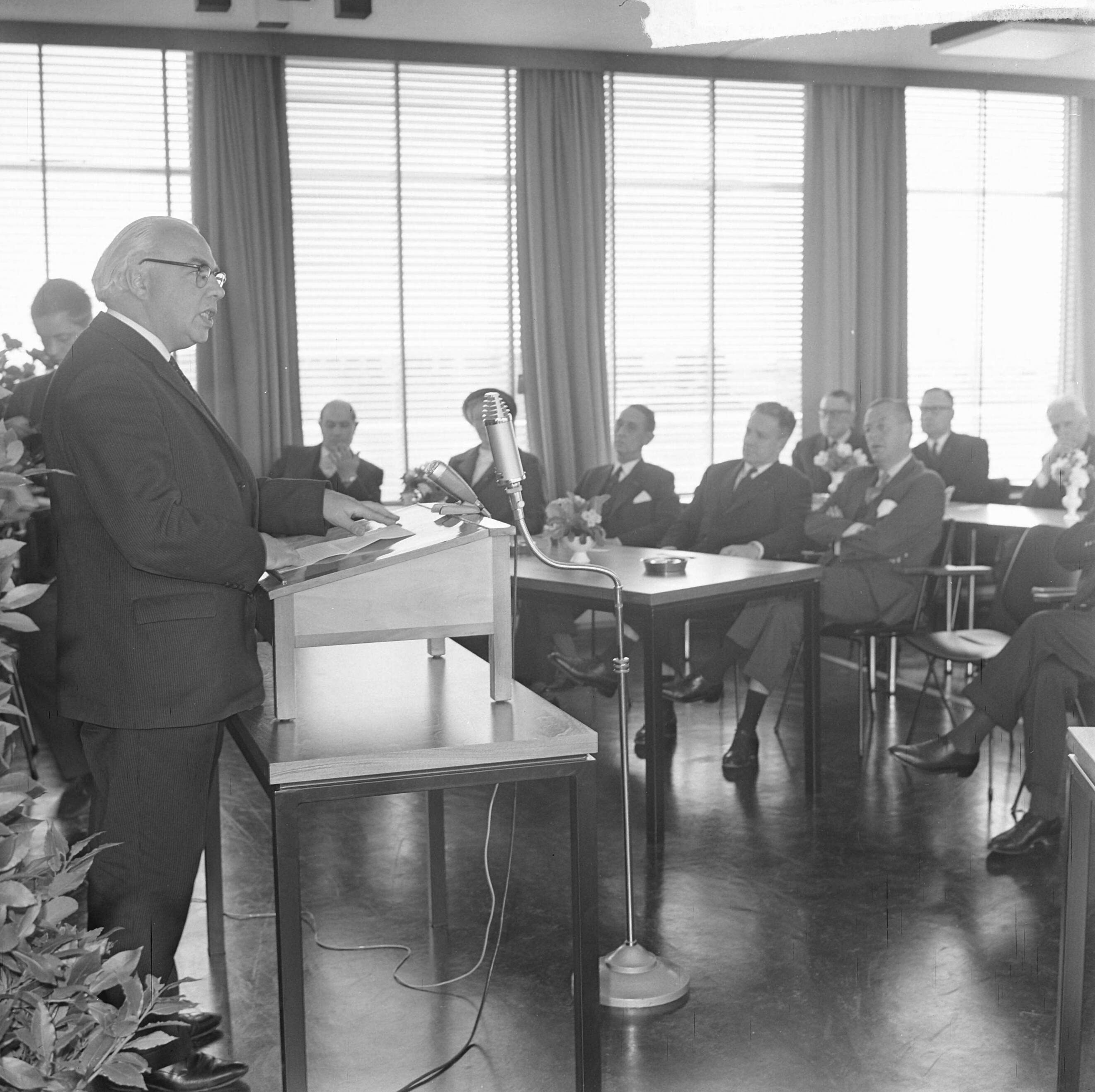 Fotocollectie Anefo — Nieuw gebouw Directie voor de Arbeid door minister dr. G.M.J. Veldkamp geopend, minister Veldkamp aan het woord — Foto: Koch, Eric / Anefo. Licentie: Set B: Rechtenvrij / Publiek Domein. Bron: Nationaal Archief. http://hdl.handle.net/10648/aa6493c8-d0b4-102d-bcf8-003048976d84