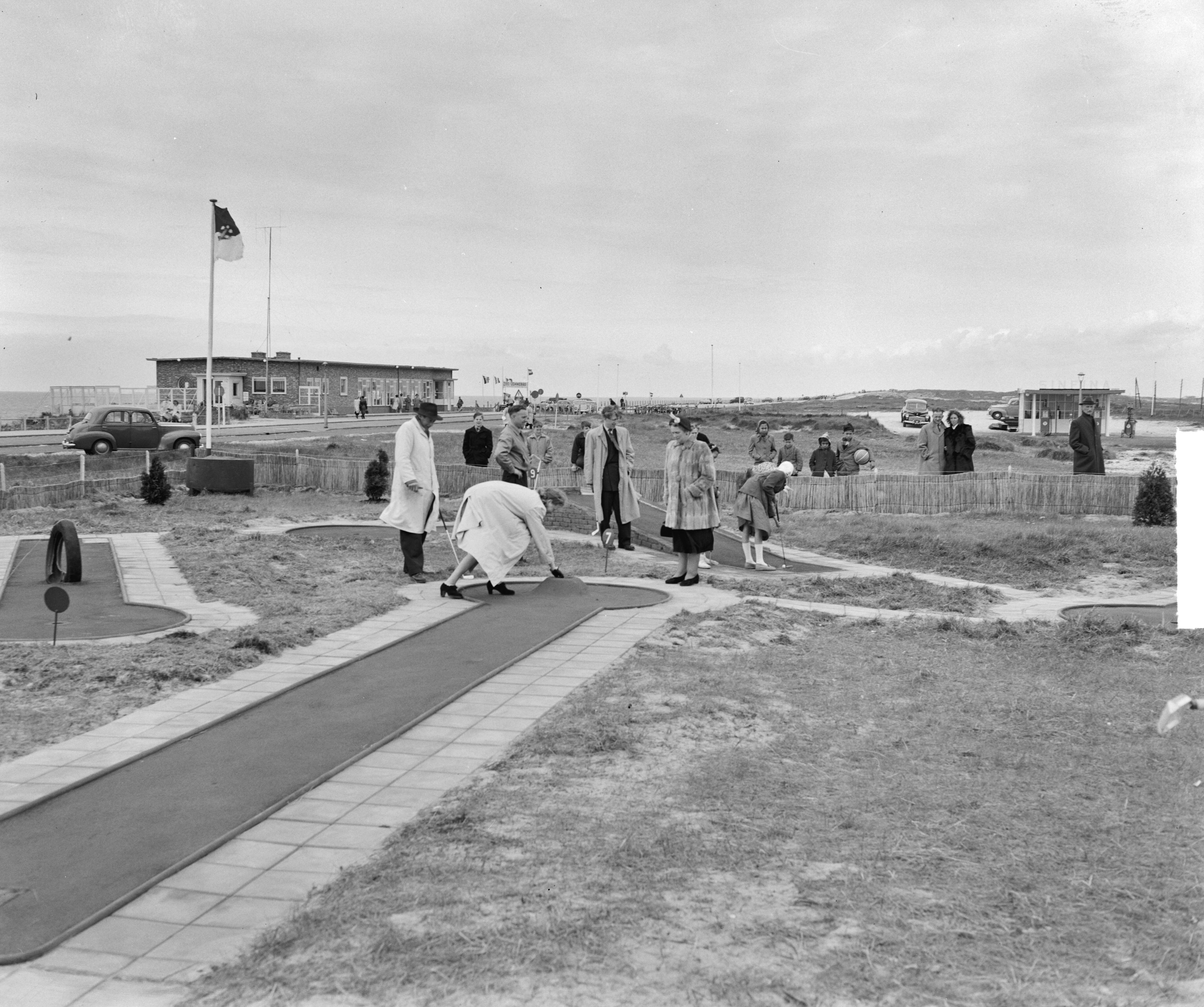 Fotocollectie Anefo — Nieuwe minigolfbaan in Zandvoort — Foto: Pot, Harry / Anefo. Licentie: Set B: Rechtenvrij / Publiek Domein. Bron: Nationaal Archief. http://hdl.handle.net/10648/a8ea1bf8-d0b4-102d-bcf8-003048976d84