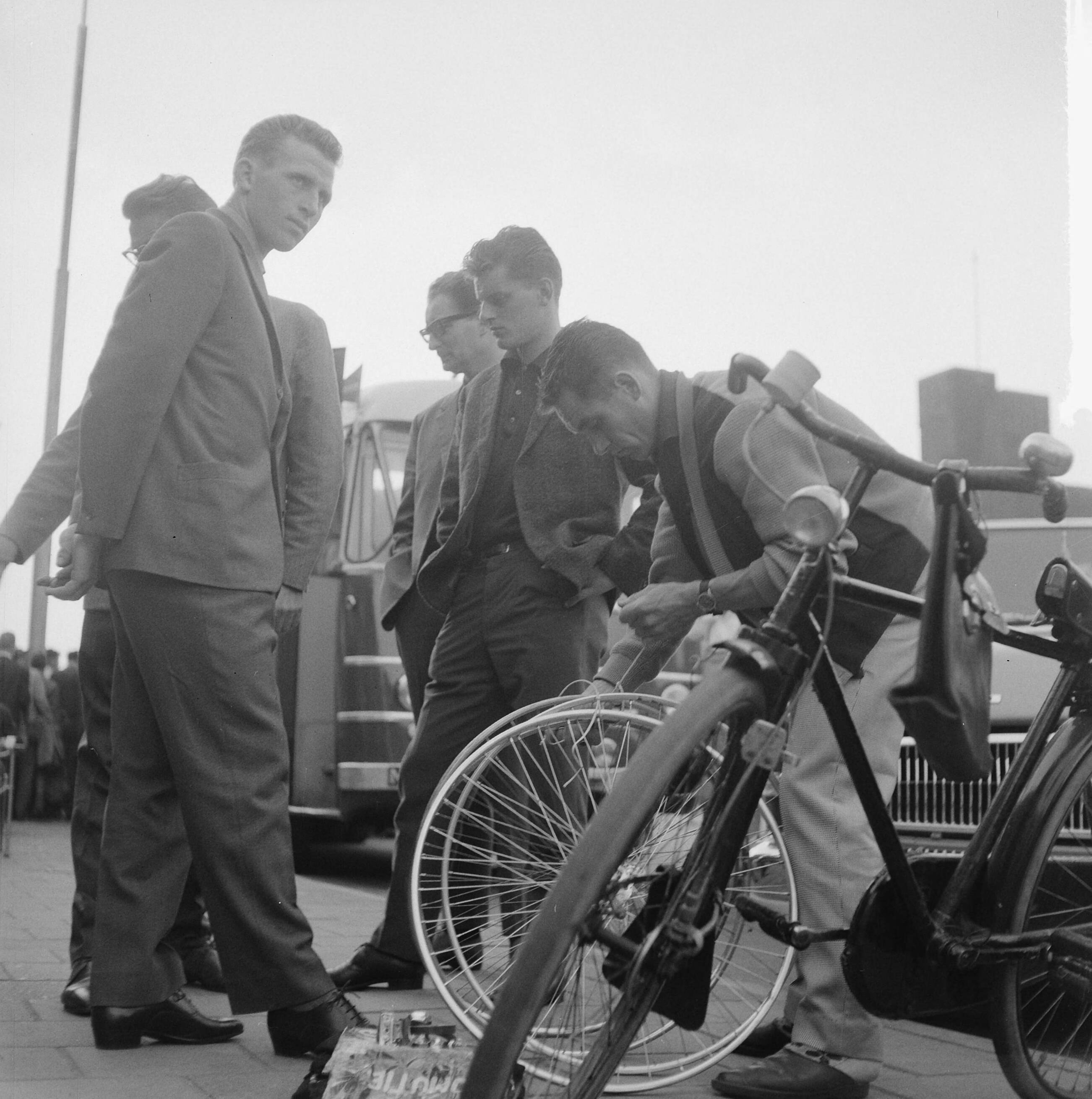 Tour de France 1961 — Vertrek Tour de France ploeg naar Frankrijk. De renners bij hun fietsen — Foto: Koch, Eric / Anefo. Licentie: Set B: Rechtenvrij / Publiek Domein. Bron: Nationaal Archief. http://hdl.handle.net/10648/a9d99dfe-d0b4-102d-bcf8-003048976d84