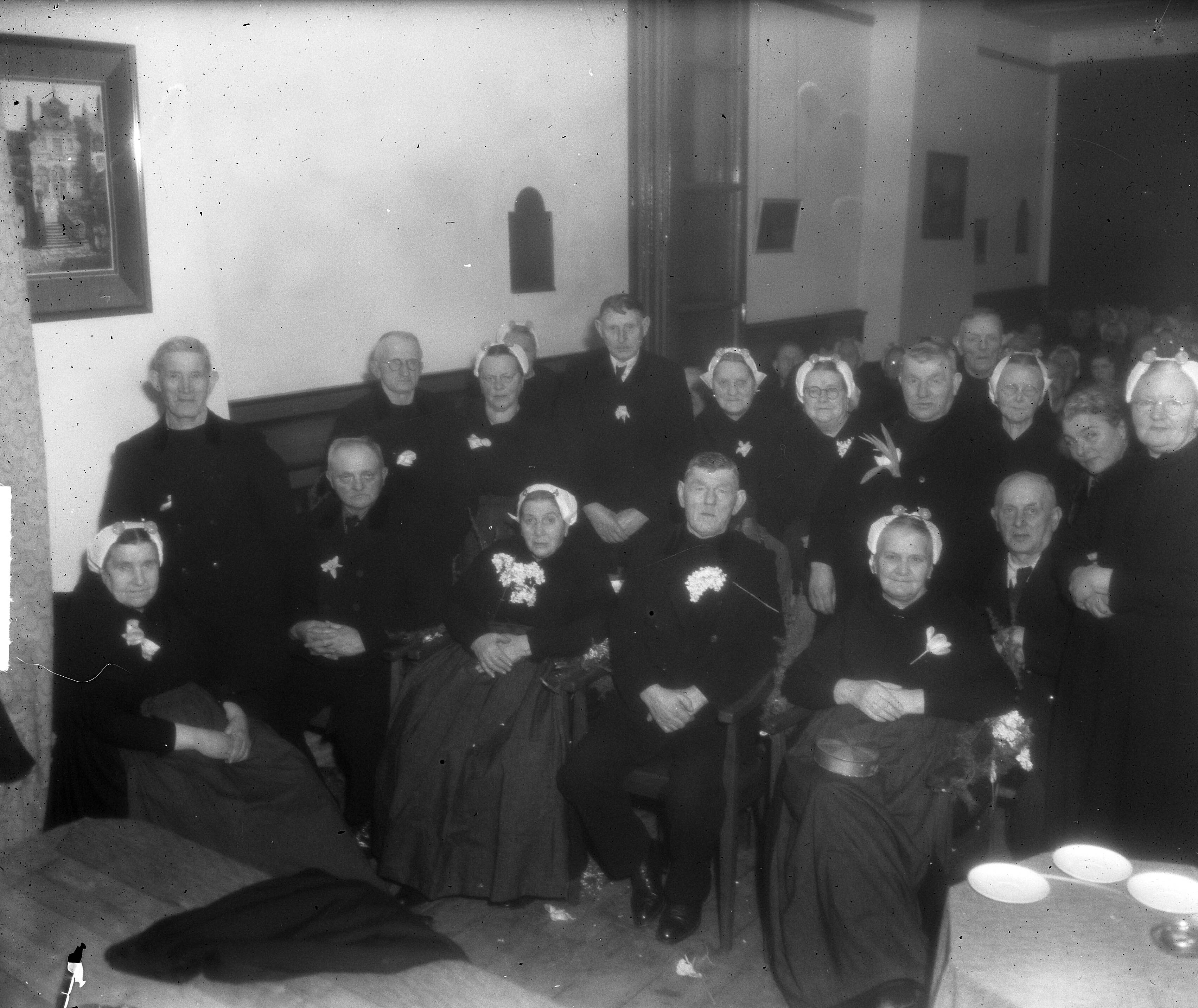 Fotocollectie Anefo — Scheveningse oudjes bij CJMV — Foto: Duinen, H. van / Anefo. Licentie: Set B: Rechtenvrij / Publiek Domein. Bron: Nationaal Archief. http://hdl.handle.net/10648/a8e5b5a4-d0b4-102d-bcf8-003048976d84