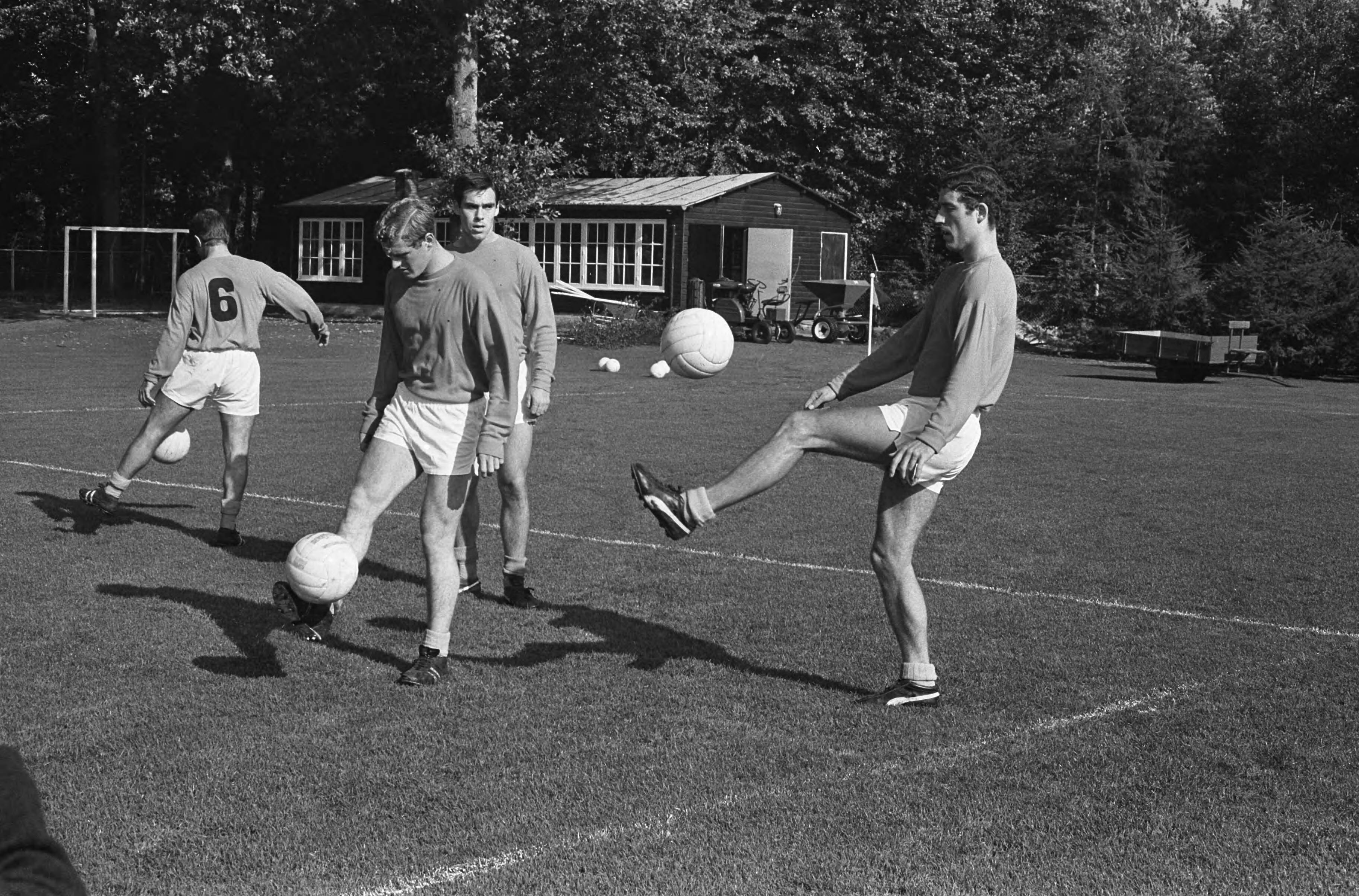 Fotocollectie Anefo — Training Nederlands elftal te Zeist. Training — Foto: Nijs, Jac. de / Anefo. Licentie: Set B: Rechtenvrij / Publiek Domein. Bron: Nationaal Archief. http://hdl.handle.net/10648/ab28953e-d0b4-102d-bcf8-003048976d84