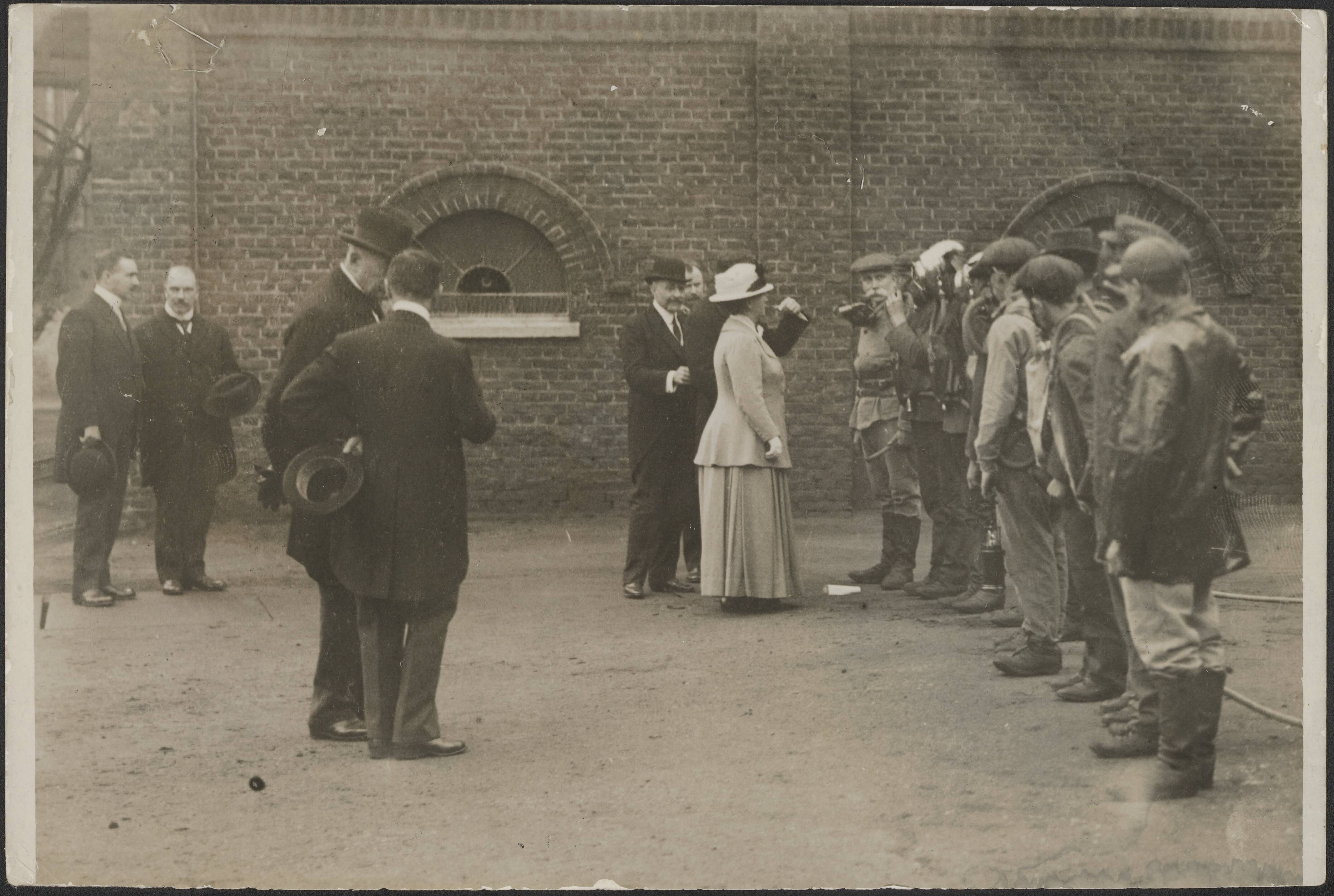 Fotocollectie Eerste Wereldoorlog — Bezoek van H.M. Koningin Wilhelmina aan de Staatsmijnen te Heerlen. — Foto: N.V. Vereenigde Fotobureaux. Licentie: Set B: Rechtenvrij / Publiek Domein. Bron: Nationaal Archief. http://hdl.handle.net/10648/af97eae8-d0b4-102d-bcf8-003048976d84