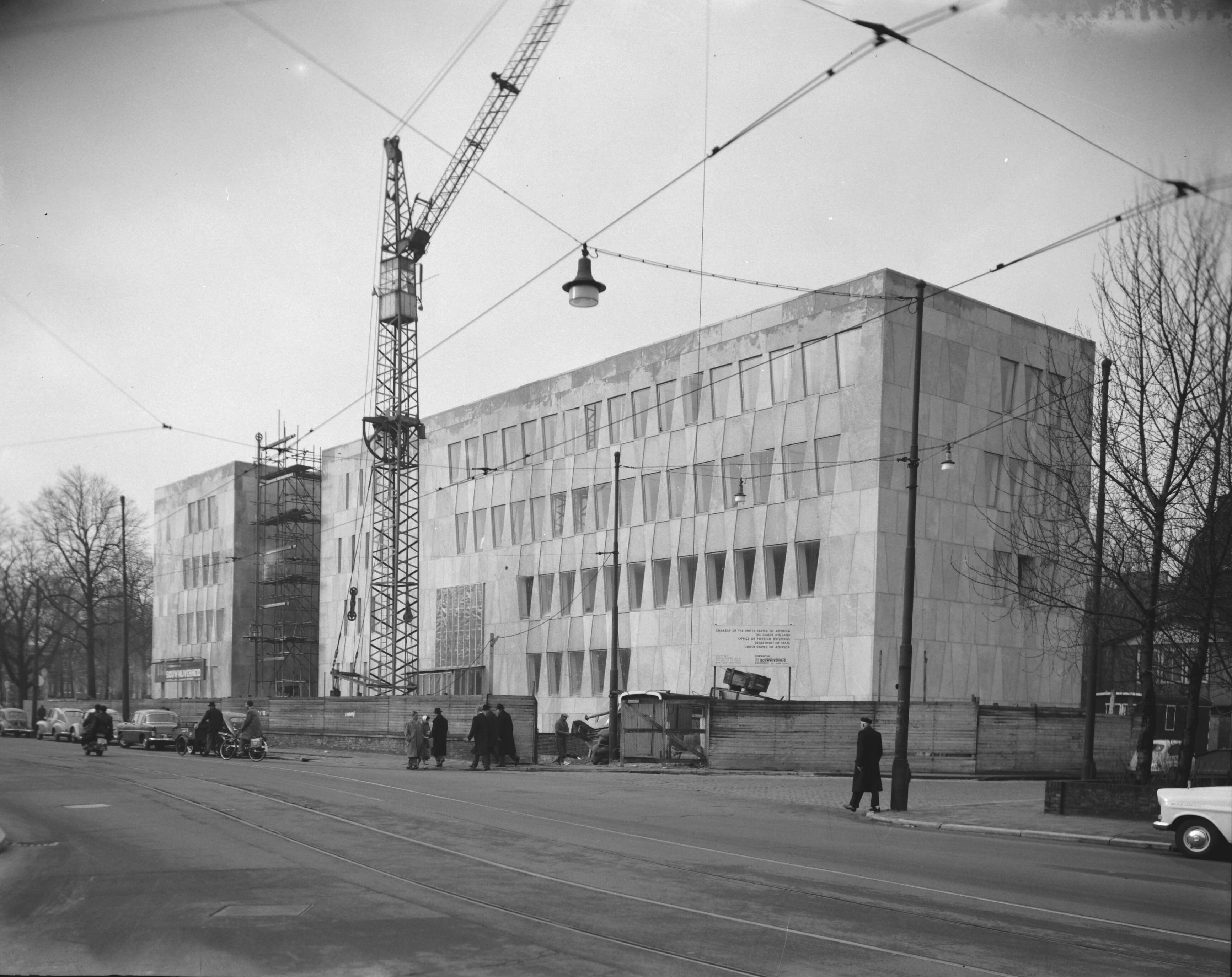 Fotocollectie Anefo — Bouw van een nieuwe Amerikaanse ambassade in Den Haag — Foto: Behrens, Herbert F. / Anefo. Licentie: Set B: Rechtenvrij / Publiek Domein. Bron: Nationaal Archief. http://hdl.handle.net/10648/a98b5aea-d0b4-102d-bcf8-003048976d84