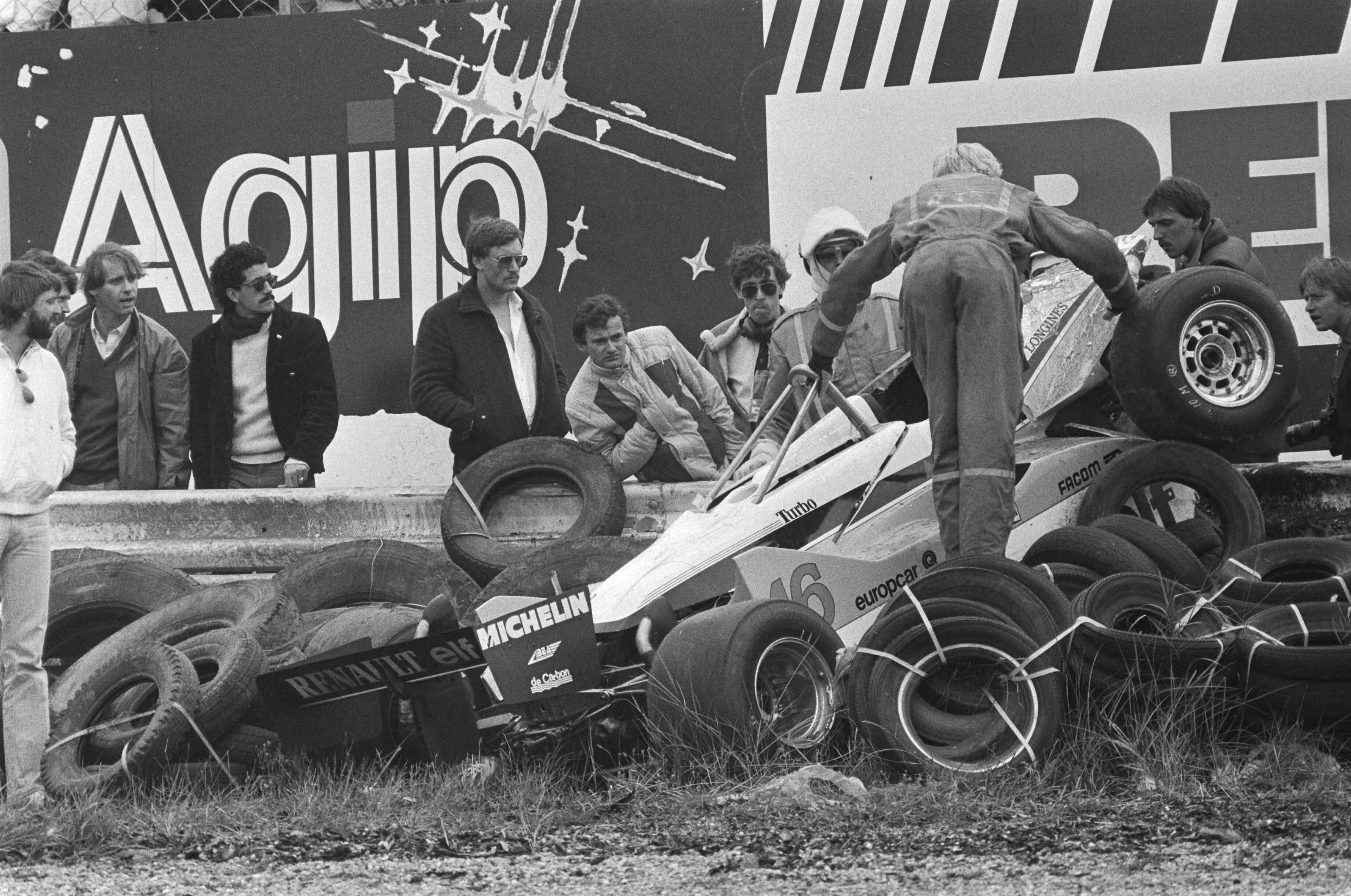 Fotocollectie Anefo — Grand Prix van Nederland te Zandvoort; wagen van Rene Arnoux in vangrail — Foto: Dijk, Hans van / Anefo. Licentie: Set B: Rechtenvrij / Publiek Domein. Bron: Nationaal Archief. http://hdl.handle.net/10648/ad1aa3d2-d0b4-102d-bcf8-003048976d84