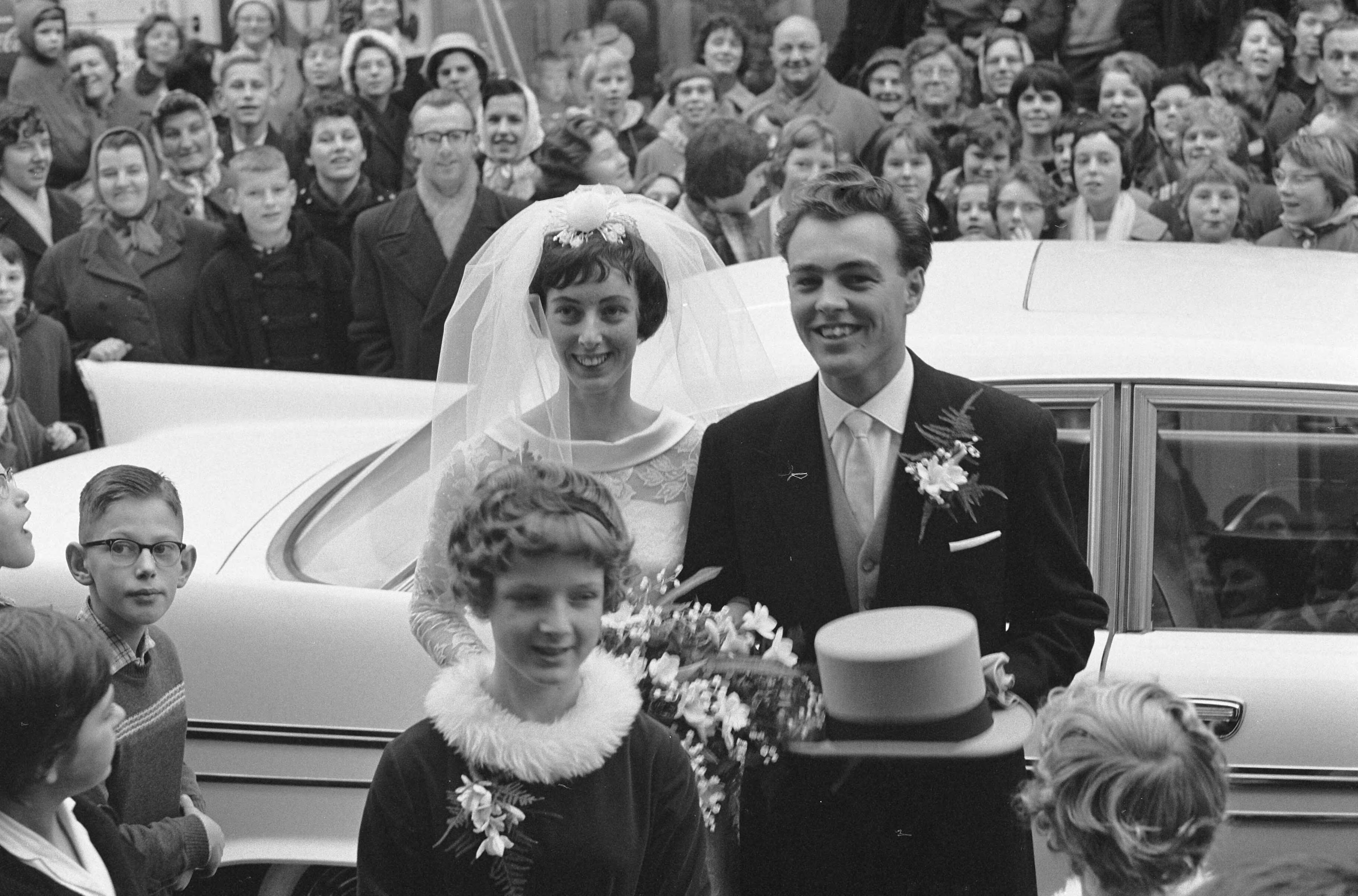 Fotocollectie Anefo — Huwelijk van turnster Ria van Velsen met Thijs Rietveld in Bodegraven — Foto: Rossem, Wim van / Anefo. Licentie: Set B: Rechtenvrij / Publiek Domein. Bron: Nationaal Archief. http://hdl.handle.net/10648/a9f02ea2-d0b4-102d-bcf8-003048976d84