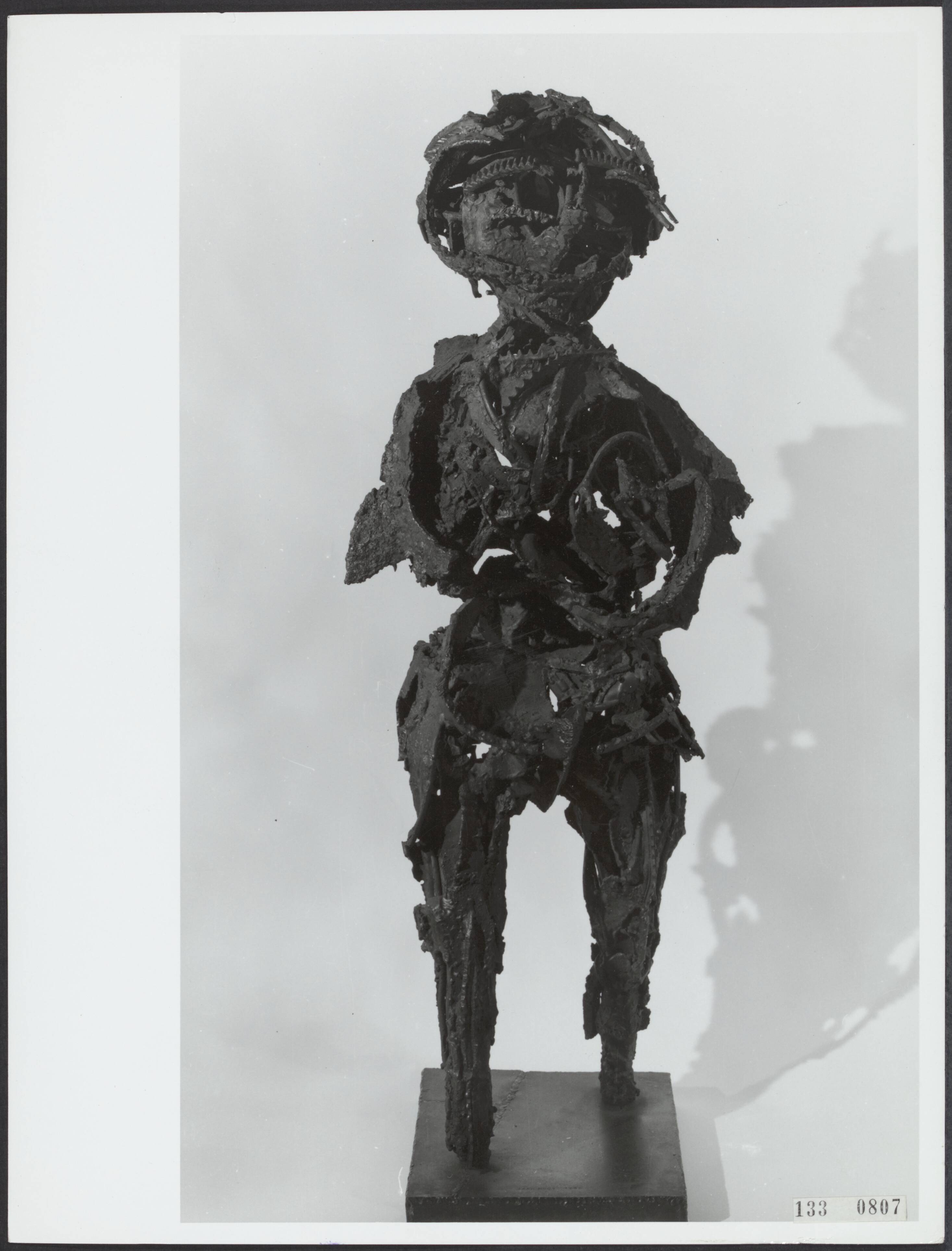 Fotocollectie Rijksvoorlichtingsdienst Eigen — Den Haag. Beeld "Krijger" van Jaap Mooy (1915-1987) — Foto: Gemeentemuseum Den Haag. Licentie: Set B: Rechtenvrij / Publiek Domein. Bron: Nationaal Archief. http://hdl.handle.net/10648/af5a9936-d0b4-102d-bcf8-003048976d84
