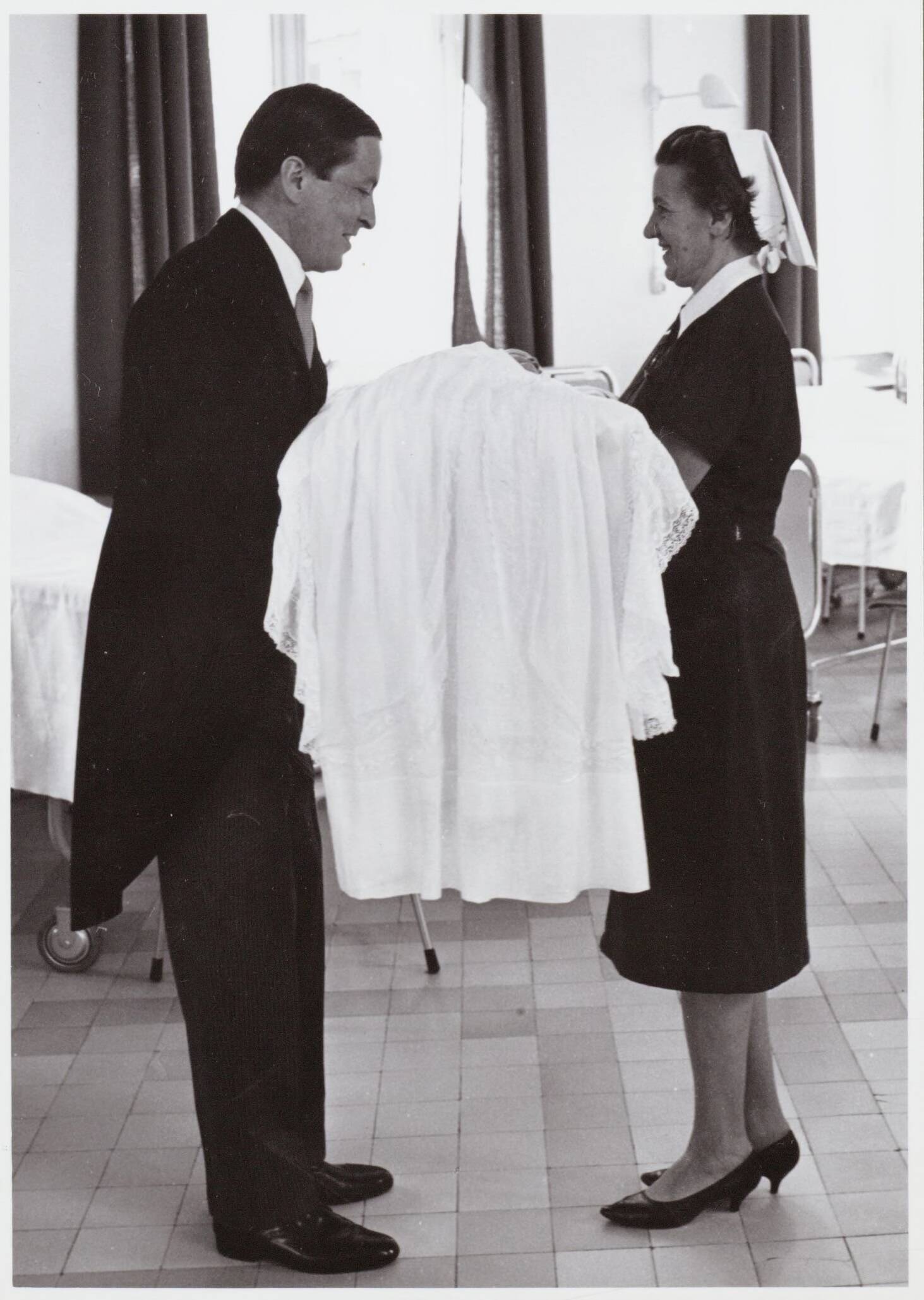 Fotocollectie RVD / Koninklijk Huis — Prins Claus geeft de baby prins Willem-Alexander weer over aan de verpleegster in het Academisch Ziekenhuis Utrecht op 2 mei 1967 — Foto: Nationaal Foto Persbureau / RVD. Licentie: Set B: Rechtenvrij / Publiek Domein. Bron: Nationaal Archief. http://hdl.handle.net/10648/afaf3036-d0b4-102d-bcf8-003048976d84