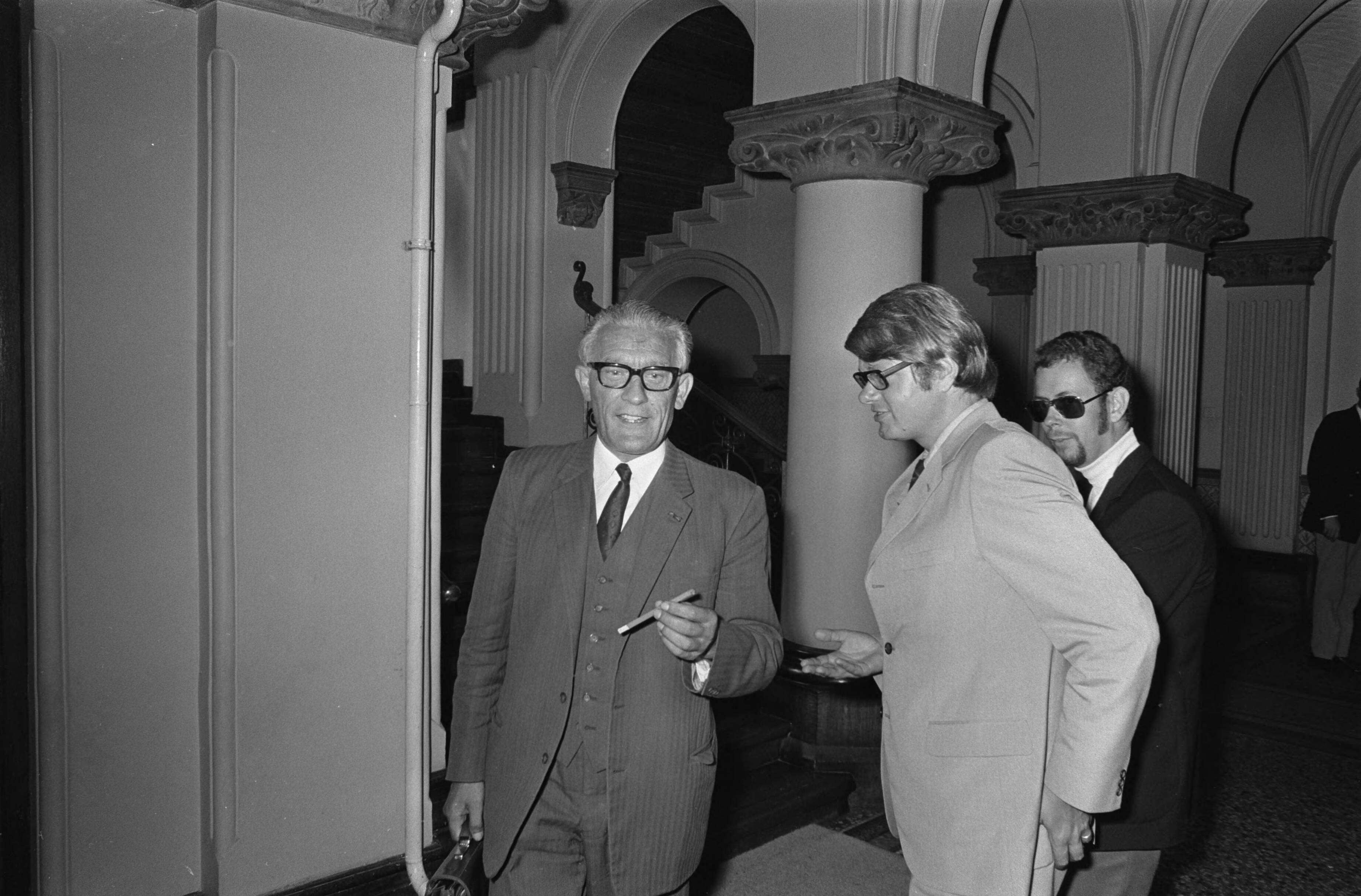 Fotocollectie Anefo — Ministerraad vergadert in Ministerie van Justitie over lonen en economische bestand, Den Haag ; links minister Roolvink na vergadering — Foto: Evers, Joost / Anefo. Licentie: Set B: Rechtenvrij / Publiek Domein. Bron: Nationaal Archief. http://hdl.handle.net/10648/aba28a60-d0b4-102d-bcf8-003048976d84