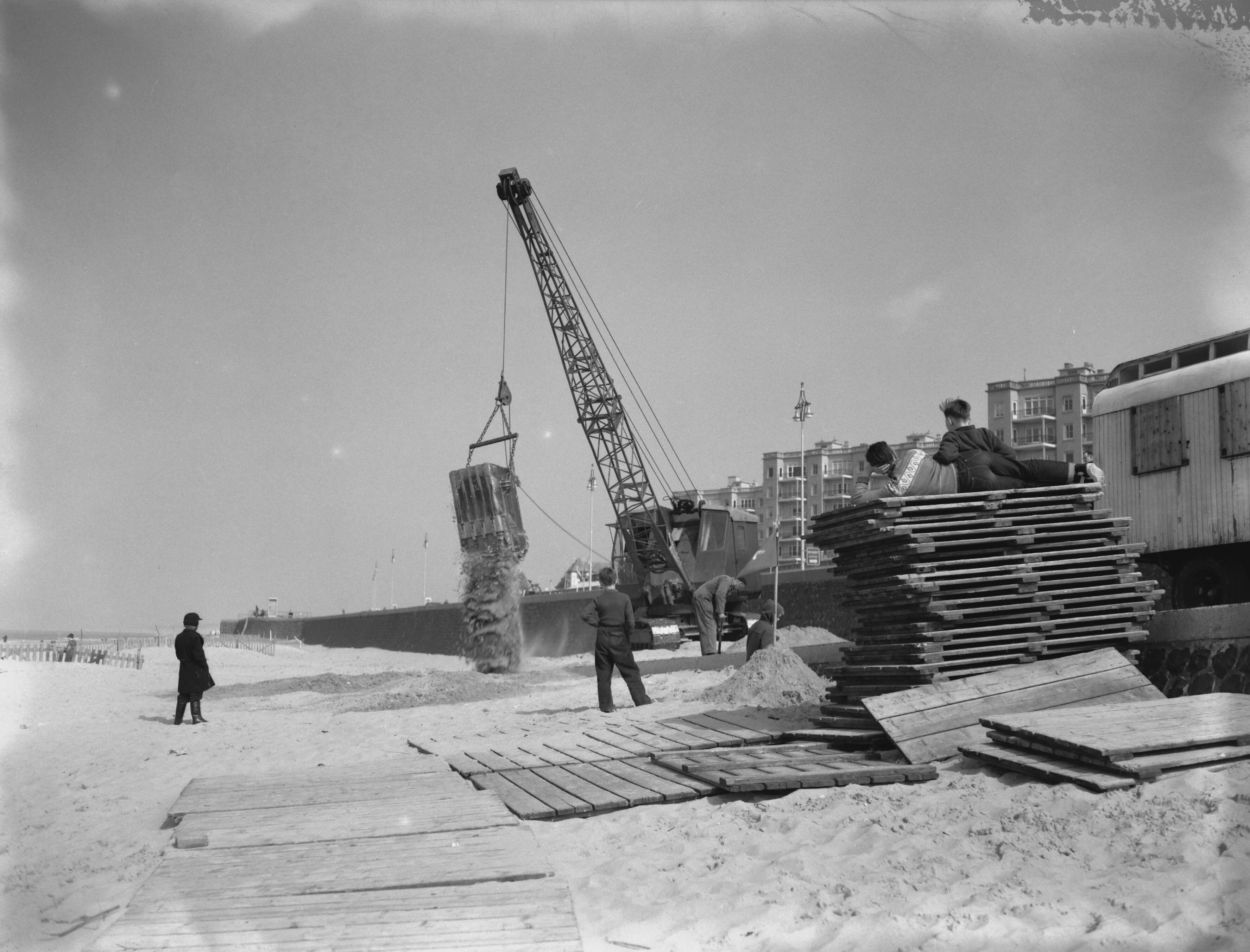 Fotocollectie Anefo — Scheveningen maakt zich op voor de Paasdrukte — Foto: Rossem, Wim van / Anefo. Licentie: Set B: Rechtenvrij / Publiek Domein. Bron: Nationaal Archief. http://hdl.handle.net/10648/a9792f28-d0b4-102d-bcf8-003048976d84