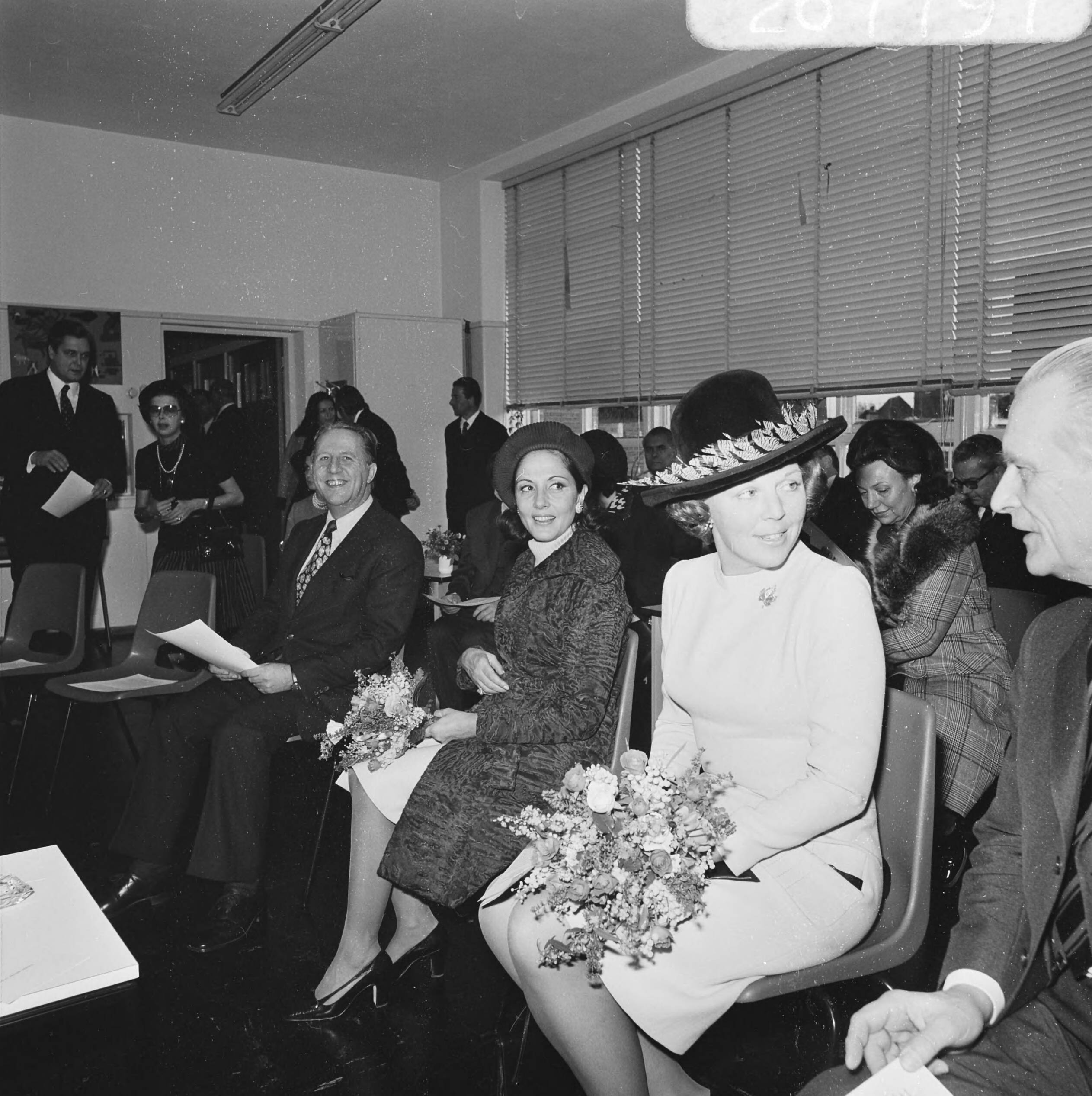Italiaans staatsbezoek aan Nederland — Mevrouw Leone, echtgenote van de Italiaanse president en Prinses Beatrix bezoeken de Montessorischool Waalsdorp in Den Haag — Foto: Mieremet, Rob / Anefo. Licentie: Set B: Rechtenvrij / Publiek Domein. Bron: Nationaal Archief. http://hdl.handle.net/10648/ac3a985a-d0b4-102d-bcf8-003048976d84