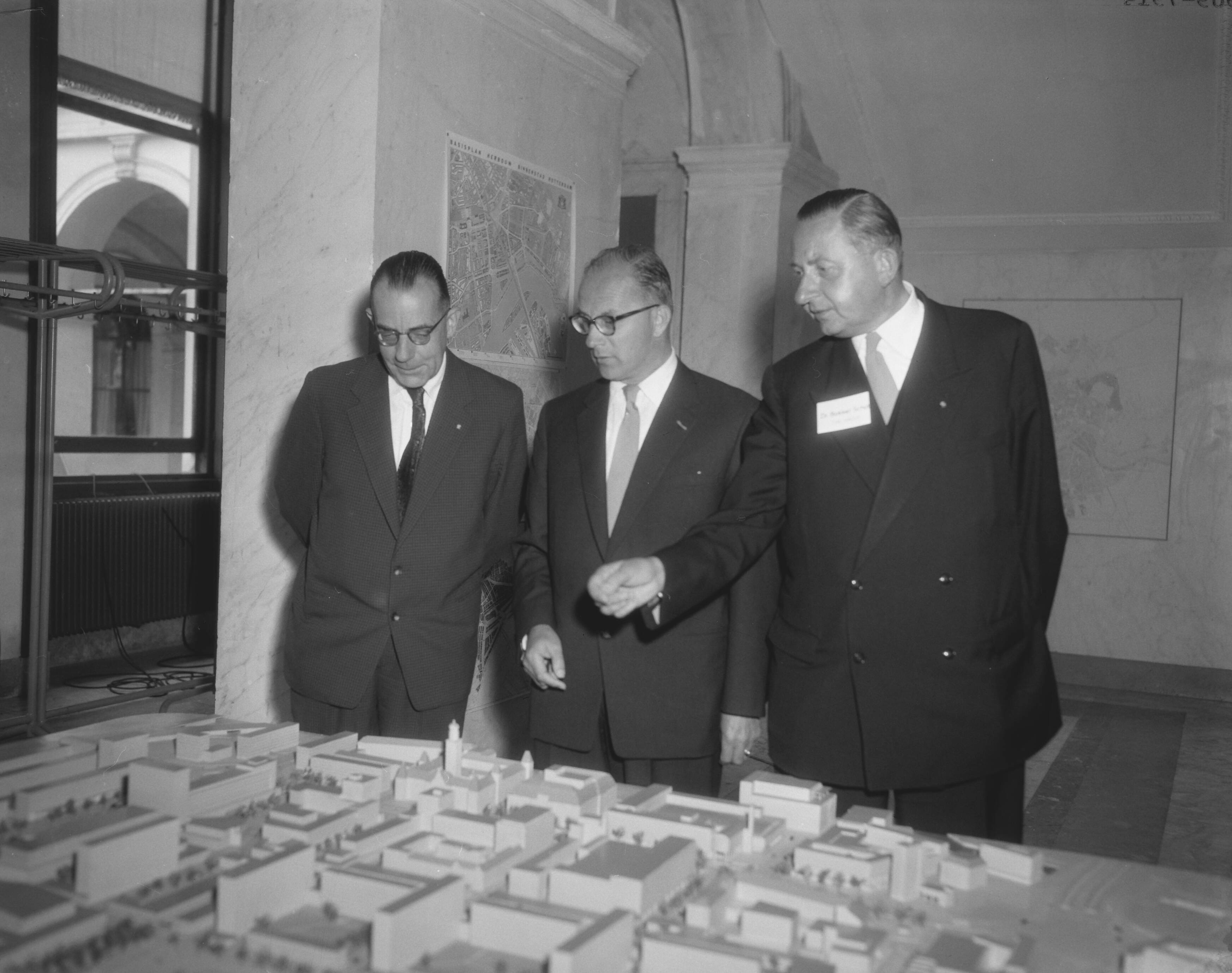 Fotocollectie Anefo — Internationaal Congres voor Stedebouwverenigingen in Den Haag — Foto: Pot, Harry / Anefo. Licentie: Set B: Rechtenvrij / Publiek Domein. Bron: Nationaal Archief. http://hdl.handle.net/10648/a982e716-d0b4-102d-bcf8-003048976d84