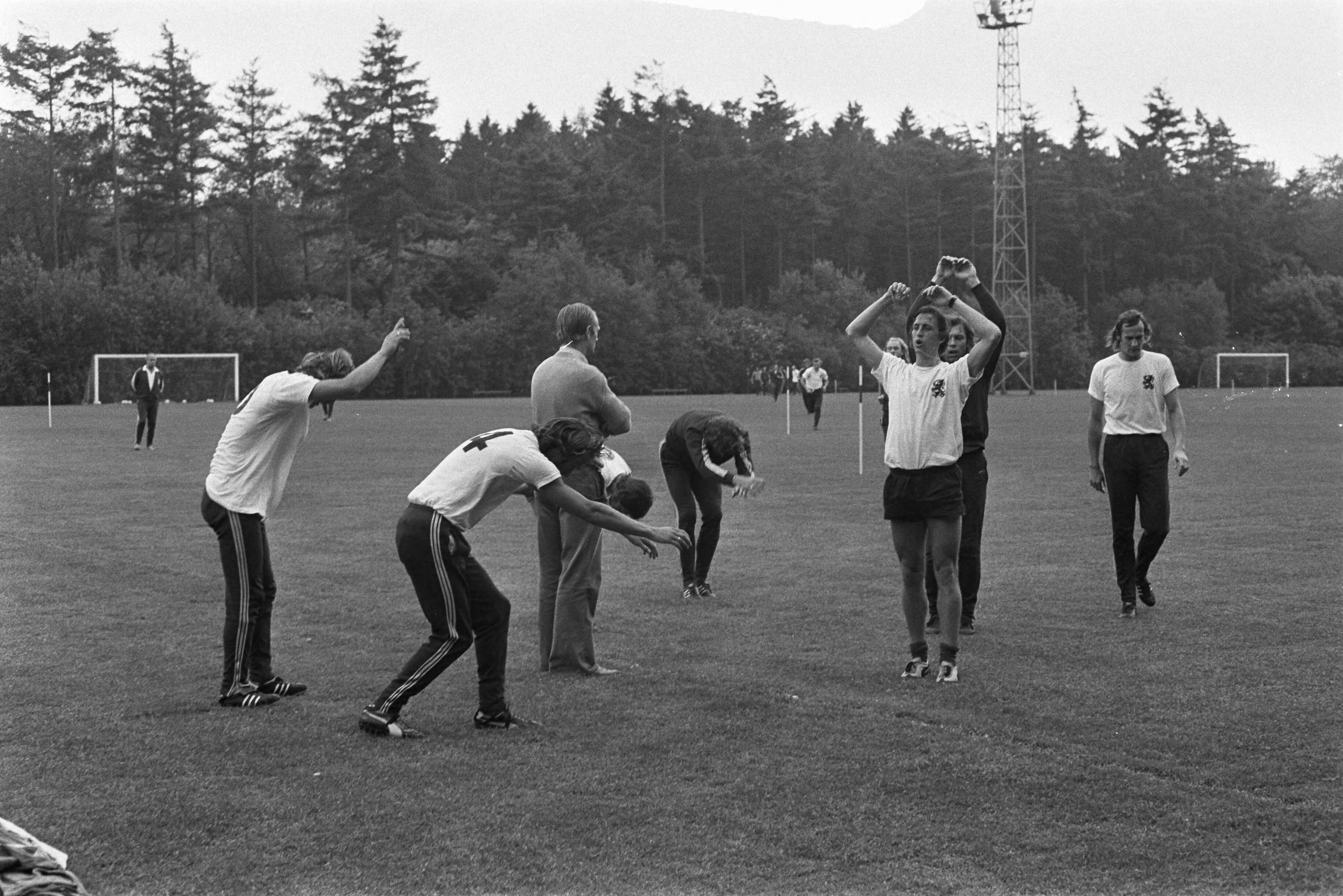 Fotocollectie Anefo — Kernploeg Nederlands elftal bijeen in Zeist in KNVB sportcentrum; Rinus Michels (staand) leidt de training — Foto: Mieremet, Rob / Anefo. Licentie: Set B: Rechtenvrij / Publiek Domein. Bron: Nationaal Archief. http://hdl.handle.net/10648/ac4ba190-d0b4-102d-bcf8-003048976d84