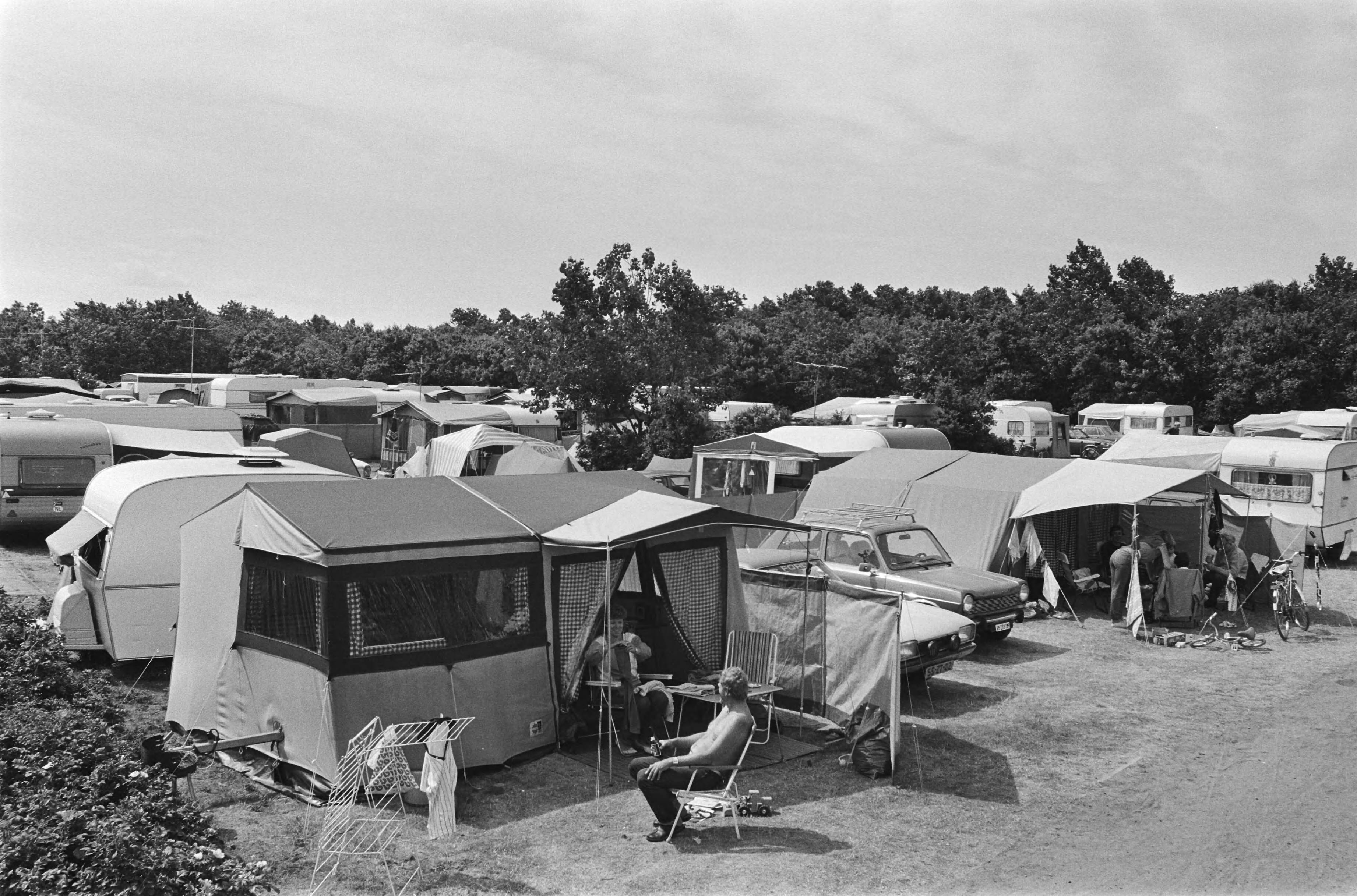 Camping Ockenburg bij Den Haag — Den Haag|Zuid-Holland|campings |tenten |kamperen — Foto: Antonisse, Marcel / Anefo. Licentie: Set B: Rechtenvrij / Publiek Domein. Bron: Nationaal Archief. http://hdl.handle.net/10648/ad2bebf6-d0b4-102d-bcf8-003048976d84