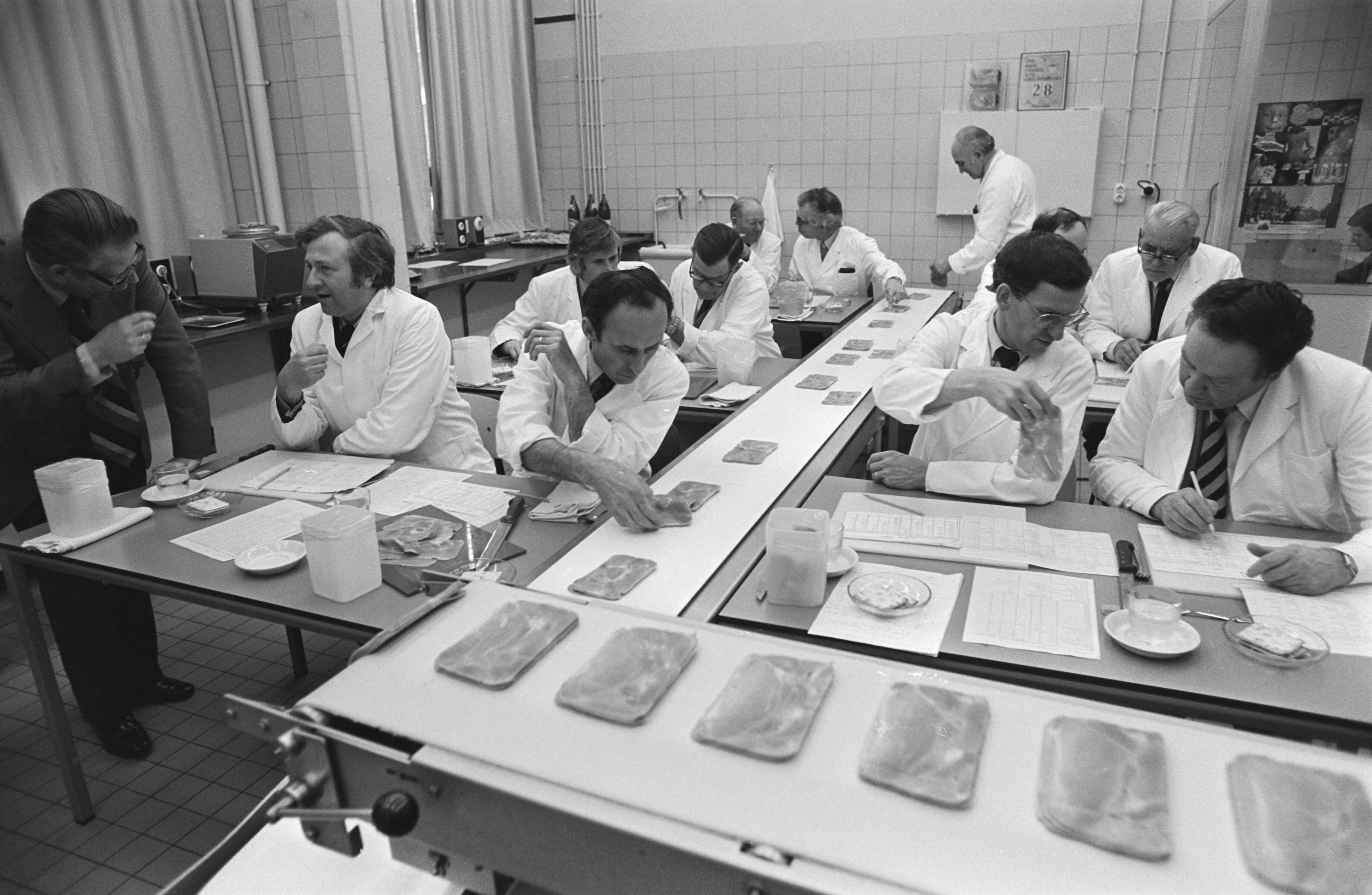 Fotocollectie Anefo — Vertegenwoordigers van lse vlees, vleeswaren en vleesconservenindustrie bij vleeskeuring bij CIVO-TNO in Zeist — Foto: Croes, Rob C. / Anefo. Licentie: Set B: Rechtenvrij / Publiek Domein. Bron: Nationaal Archief. http://hdl.handle.net/10648/acf809a8-d0b4-102d-bcf8-003048976d84