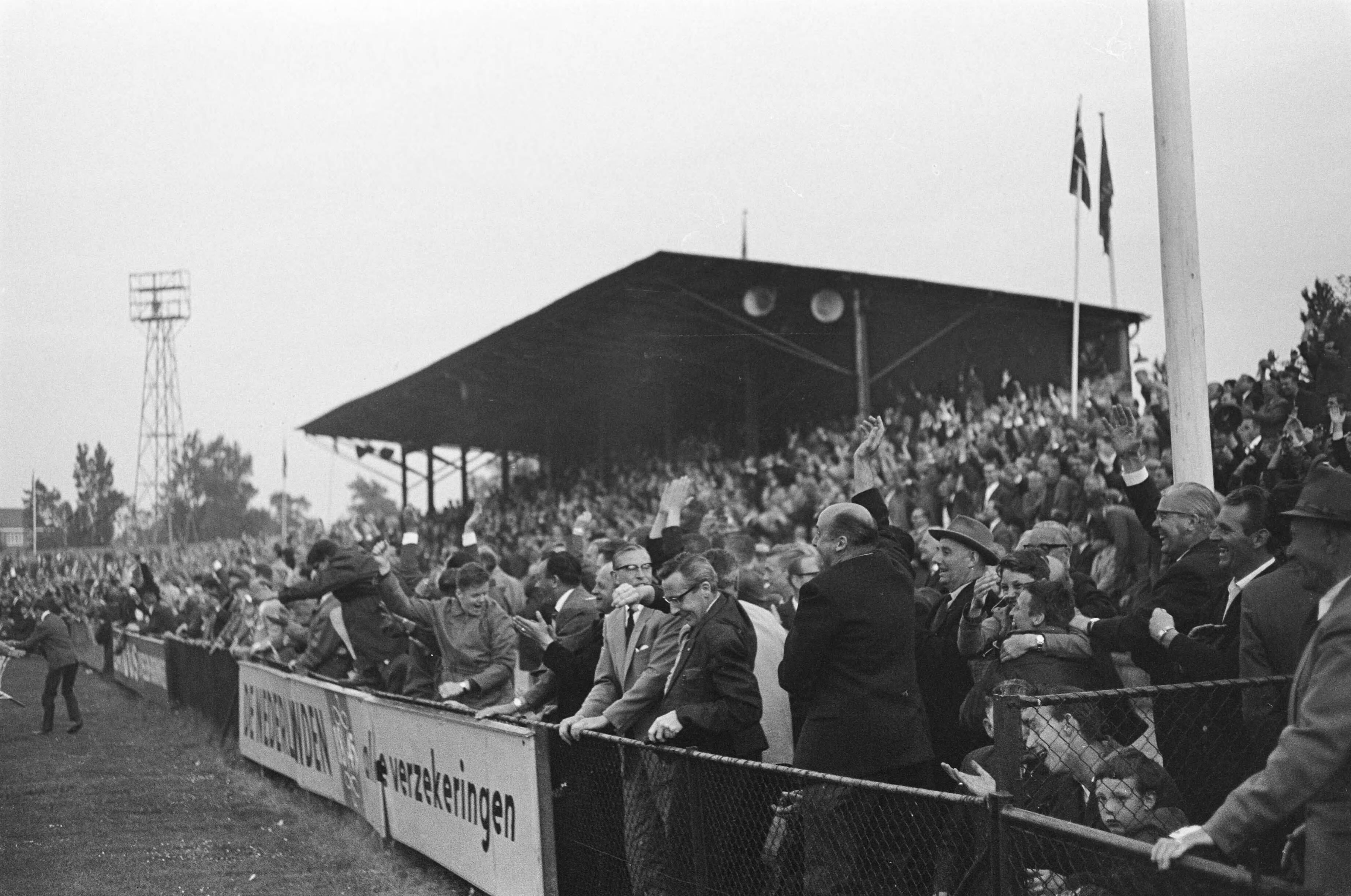 Fotocollectie Anefo — Voetbal. Haarlem tegen DFC 2-3. Juichende supporters op de tribune — Foto: Pot, Harry / Anefo. Licentie: Set B: Rechtenvrij / Publiek Domein. Bron: Nationaal Archief. http://hdl.handle.net/10648/aa3ab33c-d0b4-102d-bcf8-003048976d84