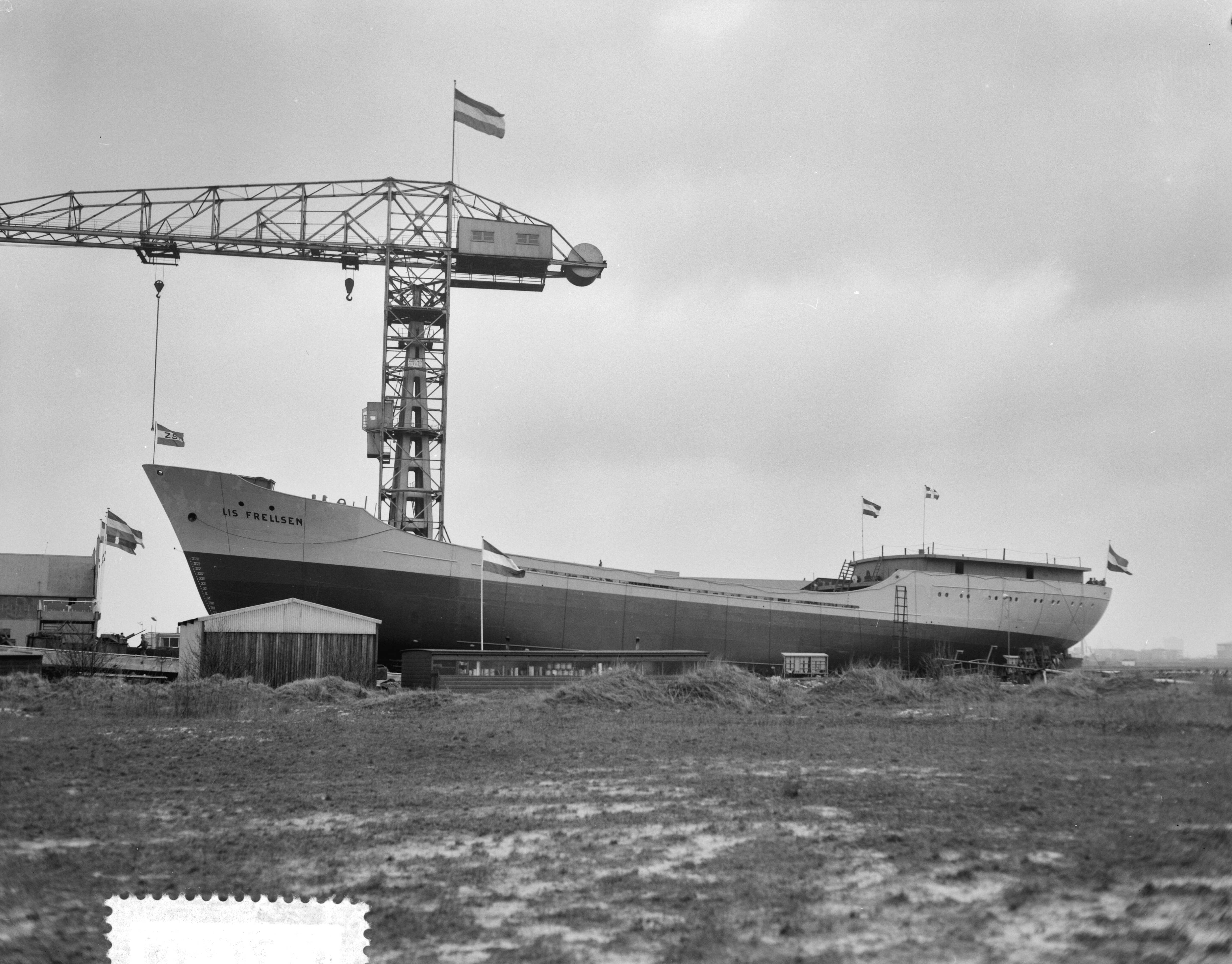 Fotocollectie Anefo — Tewaterlating m.s. "Lis Frellsen" bij de Zaanlandse Scheepbouw Maatschappij — Foto: Bilsen, Joop van / Anefo. Licentie: Set B: Rechtenvrij / Publiek Domein. Bron: Nationaal Archief. http://hdl.handle.net/10648/a9fb0b4c-d0b4-102d-bcf8-003048976d84