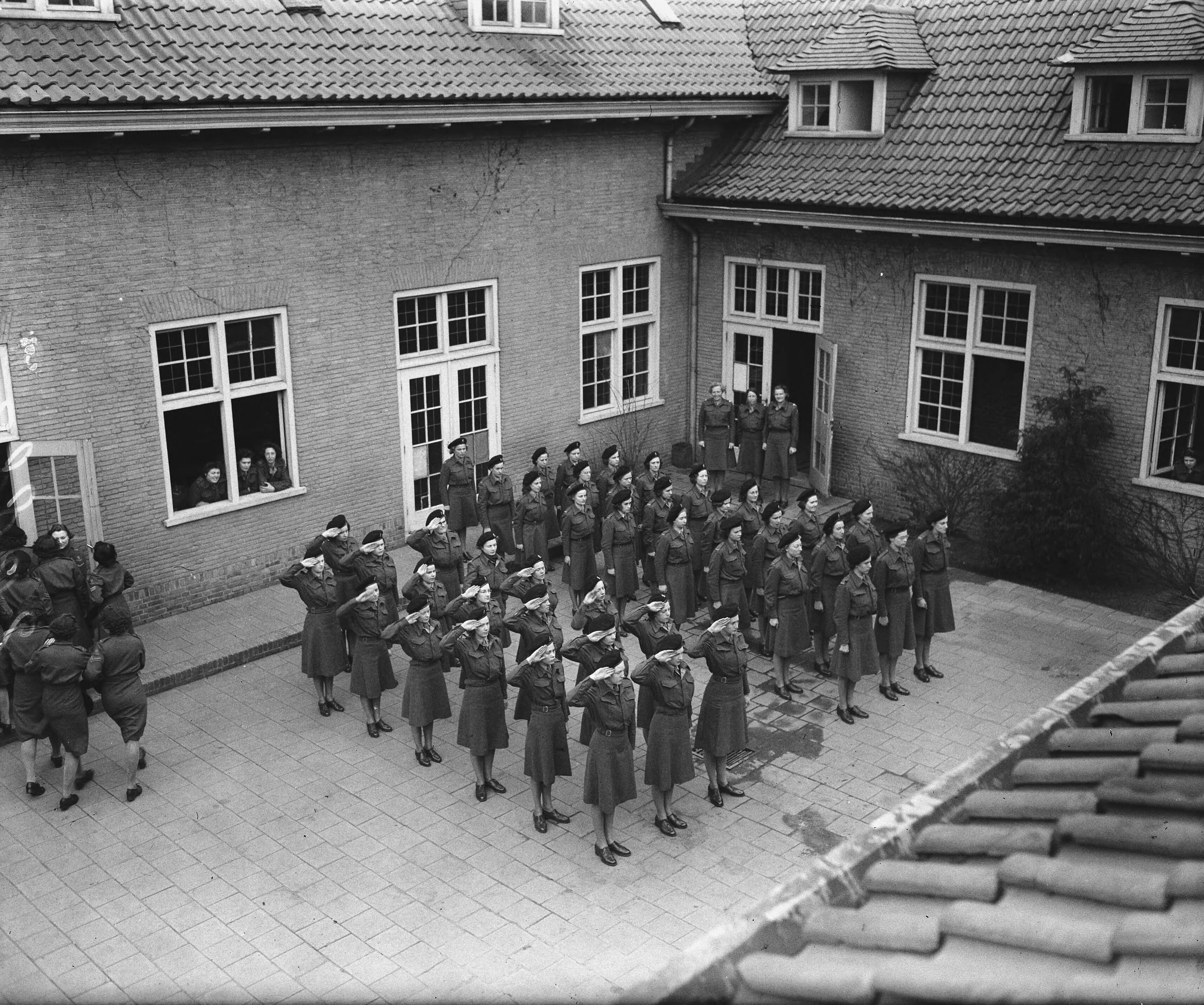 Beëdiging Vrouwen Hulpkorps (VHK) te Breda — Foto: Zeylemaker, Co / Anefo. — Licentie: Set B: Rechtenvrij / Publiek Domein. Bron: Nationaal Archief. http://hdl.handle.net/10648/a8a64752-d0b4-102d-bcf8-003048976d84