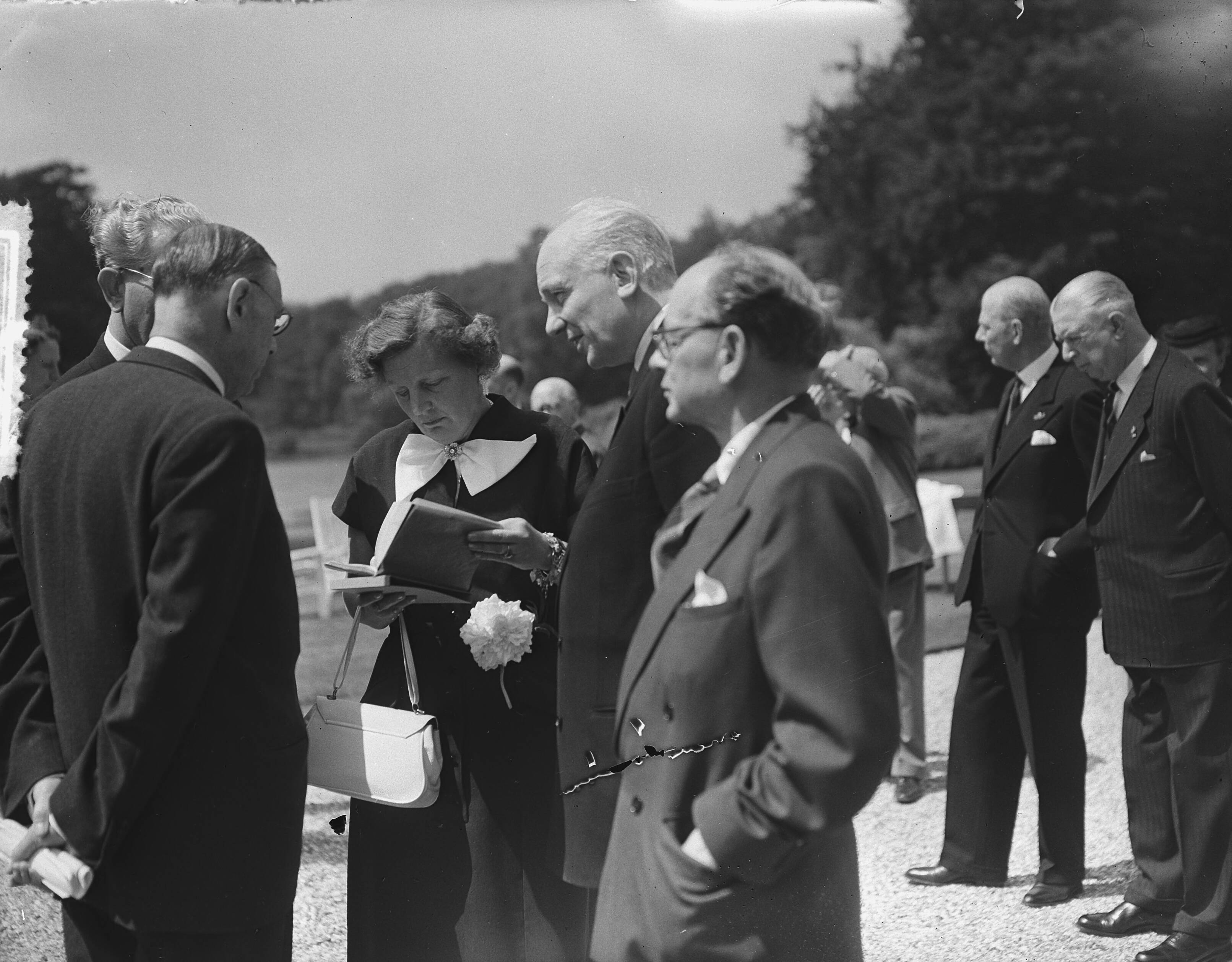 Fotocollectie Anefo — Koningin Juliana ontvangt deelnemers aan het PEN Congres op paleis Soestdijk. Vlnr. Victor E. van Vriesland, oud-minister mr. dr. J. in 't Veld, koningin Juliana, prof. dr. N.A. Donkersloot en prof. dr. F.E.J. Malherbe (Zuid-Afrika) — Foto: Bilsen, Joop van / Anefo. Licentie: Set B: Rechtenvrij / Publiek Domein. Bron: Nationaal Archief. http://hdl.handle.net/10648/a924442c-d0b4-102d-bcf8-003048976d84