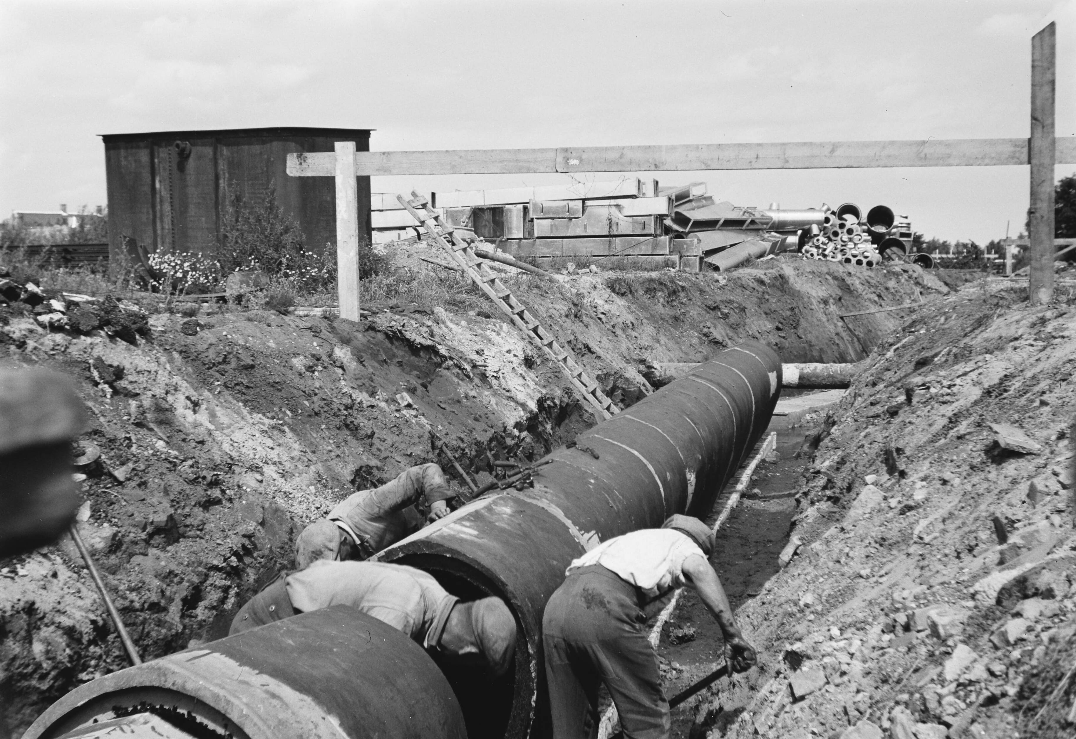 Fotocollectie Arbeidsinspectie — 6x9 Rioleringssleuf terrein H.K.I. te Breda — Foto: Onbekend / Publiek Domein of Rechtenvrij. Licentie: Set B: Rechtenvrij / Publiek Domein. Bron: Nationaal Archief. http://hdl.handle.net/10648/ad9f5ffa-d0b4-102d-bcf8-003048976d84