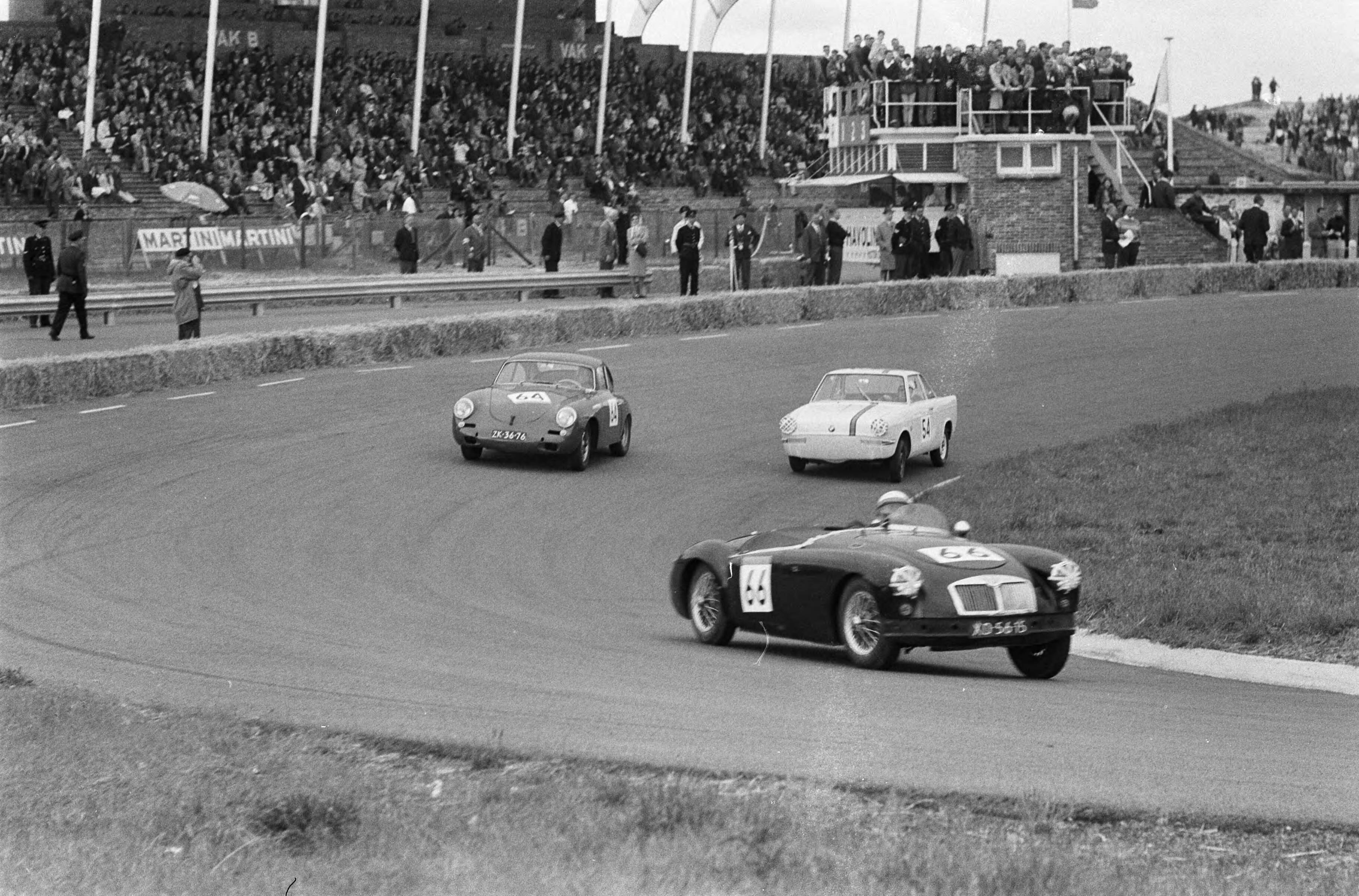 Fotocollectie Anefo — Nationale sportwagenraces op het circuit van Zandvoort — Foto: Bilsen, Joop van / Anefo. Licentie: Set B: Rechtenvrij / Publiek Domein. Bron: Nationaal Archief. http://hdl.handle.net/10648/aa0c01c2-d0b4-102d-bcf8-003048976d84