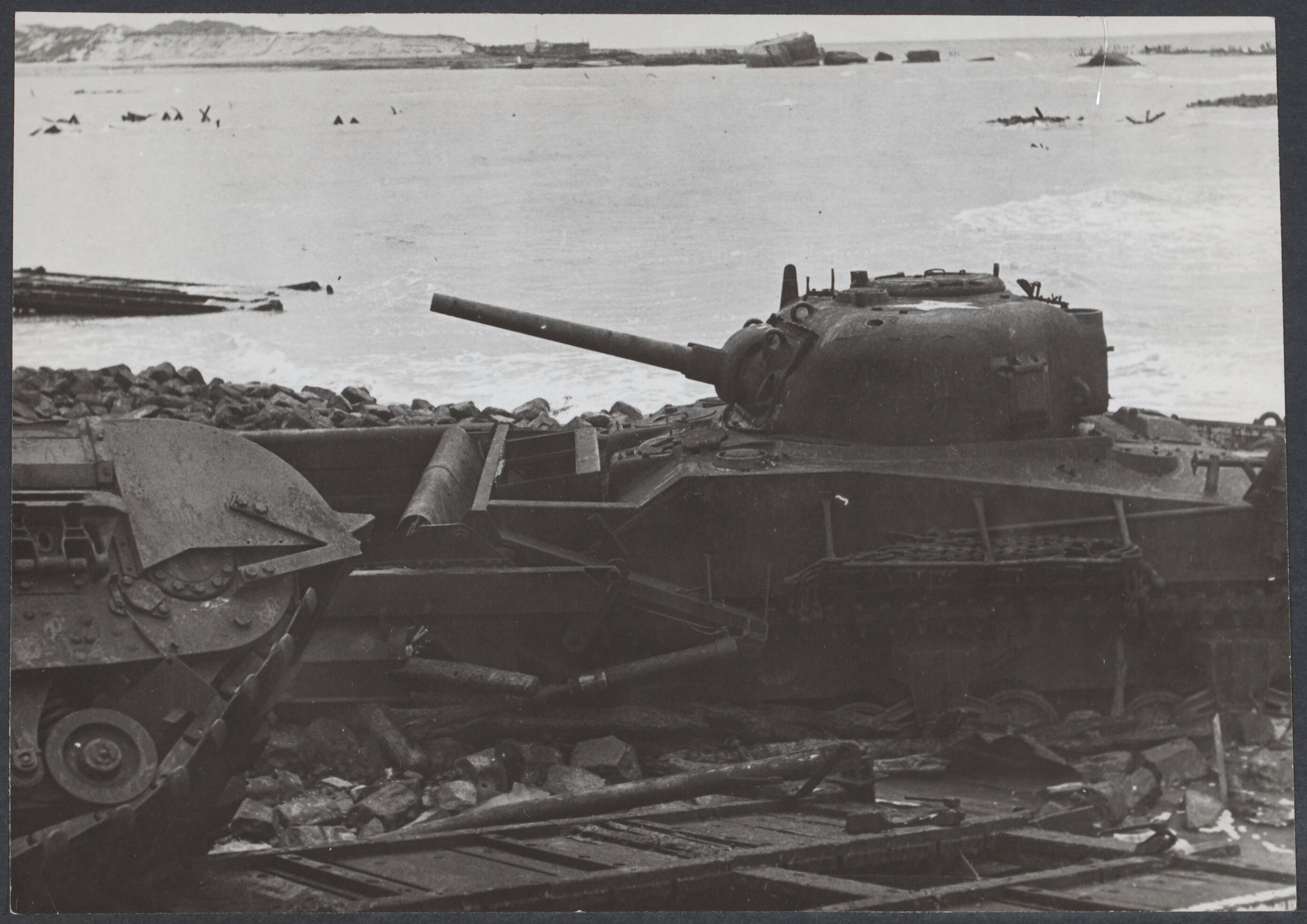 Westkapelle. Raid op de wijk van - 1944 — Westkapelle. Achtergelaten tanks — Foto: Fotograaf Onbekend / Anefo. Licentie: Set B: Rechtenvrij / Publiek Domein. Bron: Nationaal Archief. http://hdl.handle.net/10648/65962712-63fd-6403-63da-81ea4eb25c2d