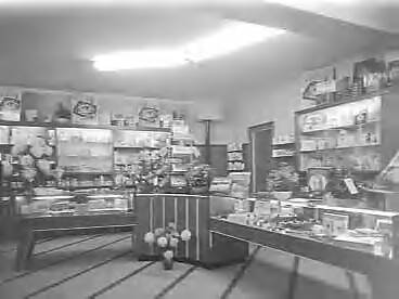 Fotocollectie Anefo — Opdrachten Fa. Koning in Haarlem (verlichte etalages en interieur winkel) — Foto: Pot, Harry / Anefo. Licentie: Set B: Rechtenvrij / Publiek Domein. Bron: Nationaal Archief. http://hdl.handle.net/10648/a966fb32-d0b4-102d-bcf8-003048976d84