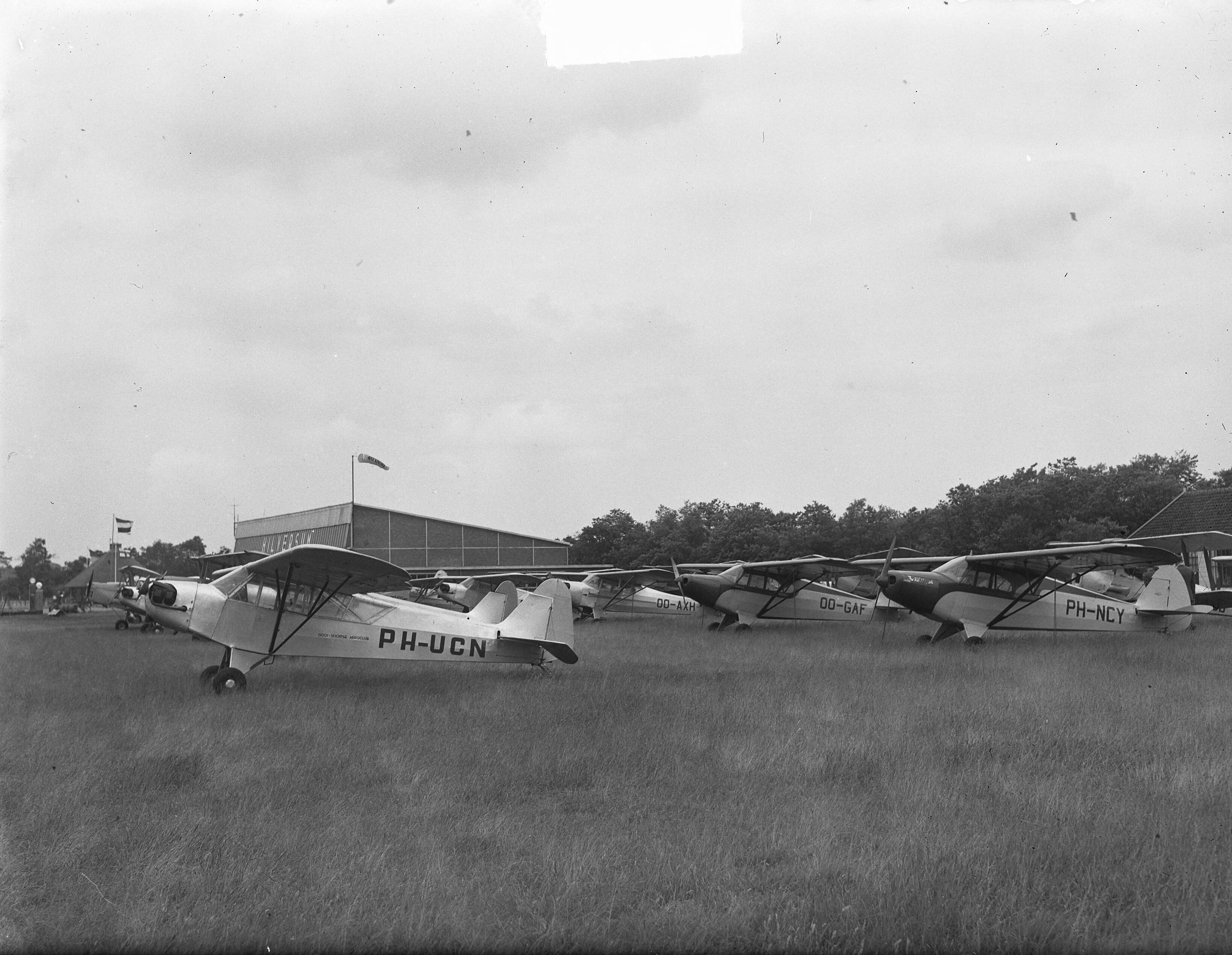 Fotocollectie Anefo — Benelux rondvlucht, aankomst op vliegveld Hilversum — Foto: Pot, Harry / Anefo. Licentie: Set B: Rechtenvrij / Publiek Domein. Bron: Nationaal Archief. http://hdl.handle.net/10648/a8da2856-d0b4-102d-bcf8-003048976d84