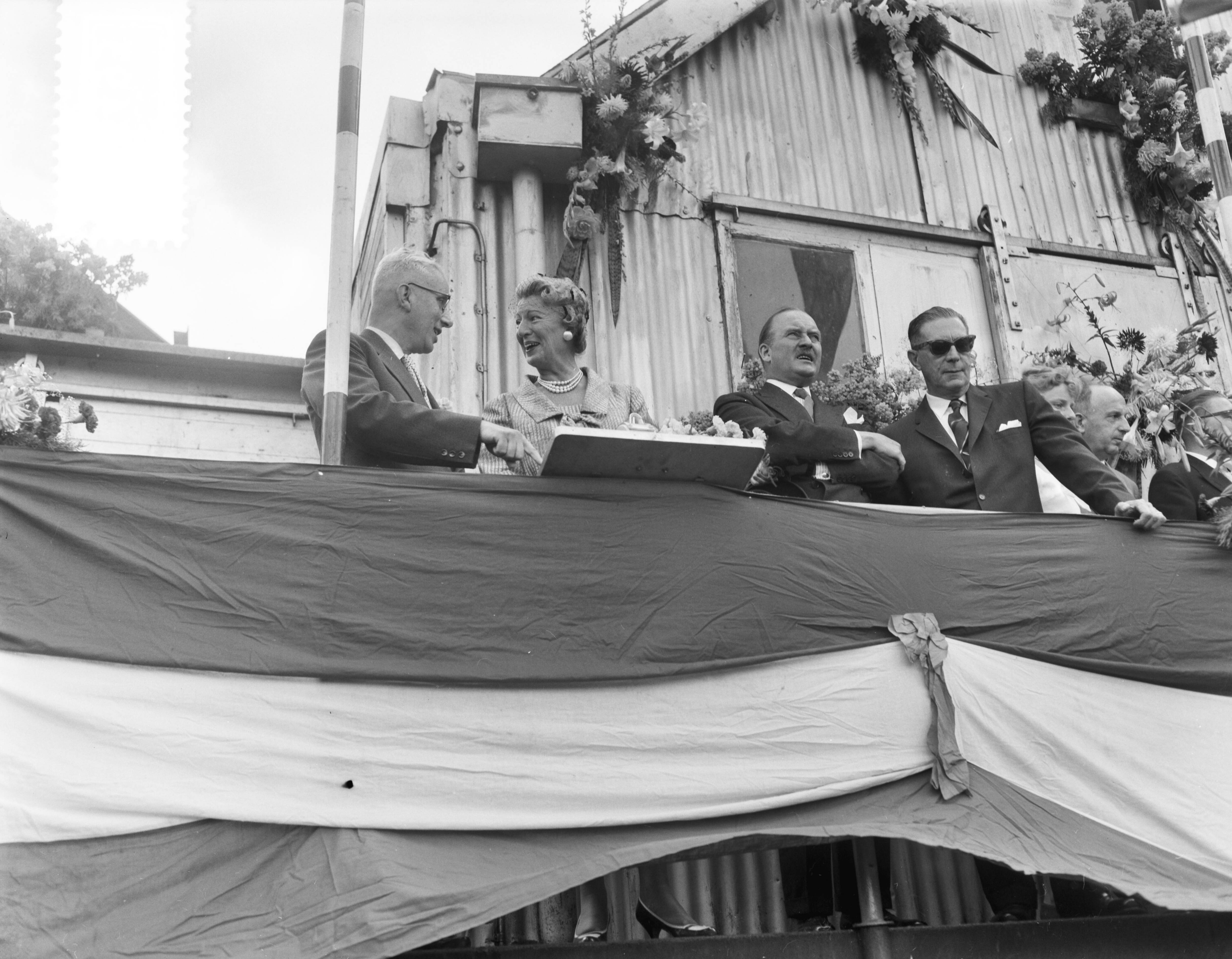 Tewaterlating van de "Castor Consol" bij de Zaanlandse scheepsbouwmaatschappij — Foto: Bilsen, Joop van / Anefo. — Licentie: Set B: Rechtenvrij / Publiek Domein. Bron: Nationaal Archief. http://hdl.handle.net/10648/a999ac76-d0b4-102d-bcf8-003048976d84