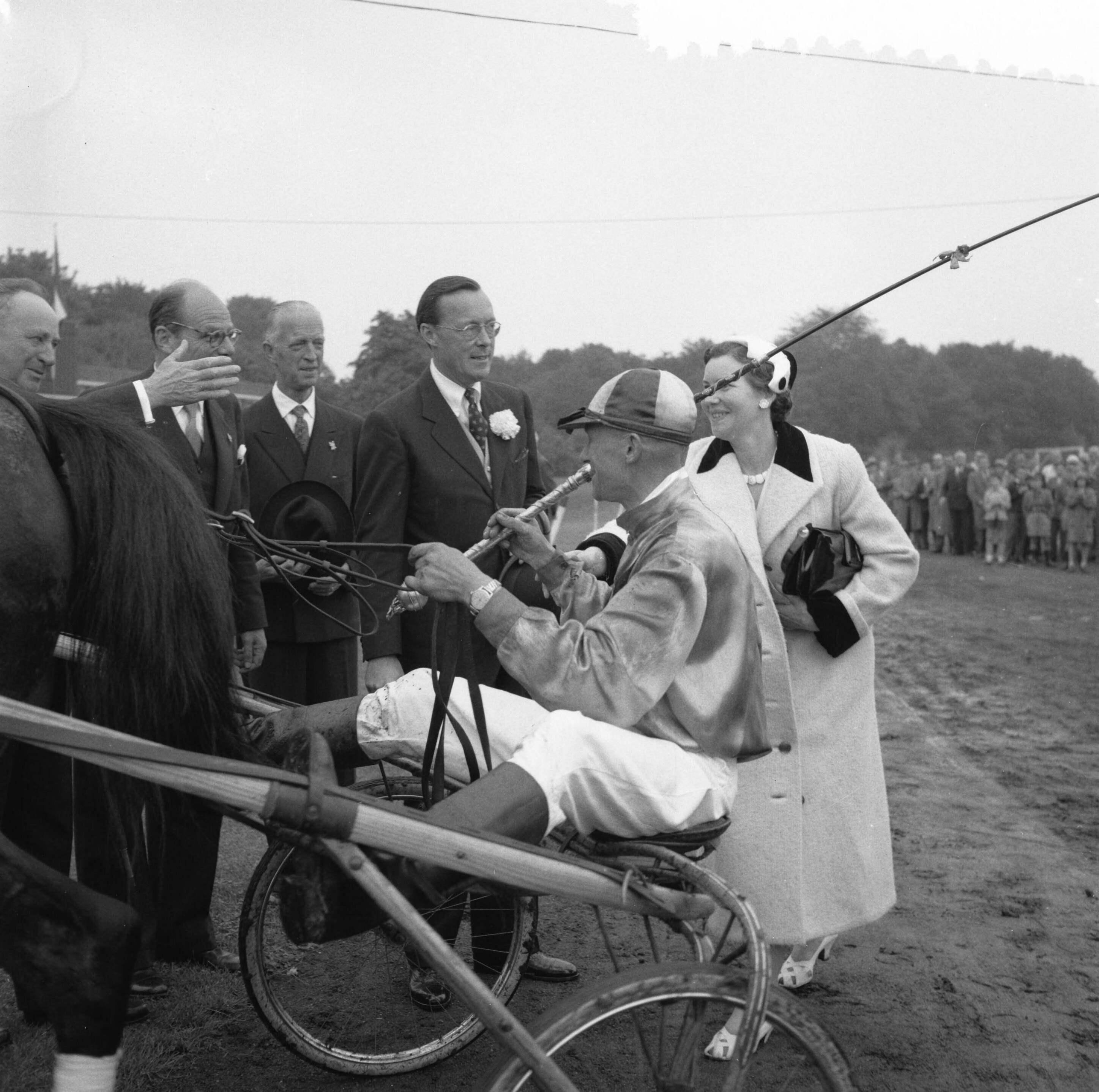 Fotocollectie Anefo — Prins Bernhard reikt te Groningen Gouden Zweep uit aan A. R. Nottelman — Foto: Behrens, Herbert F. / Anefo. Licentie: Set B: Rechtenvrij / Publiek Domein. Bron: Nationaal Archief. http://hdl.handle.net/10648/a94bd294-d0b4-102d-bcf8-003048976d84